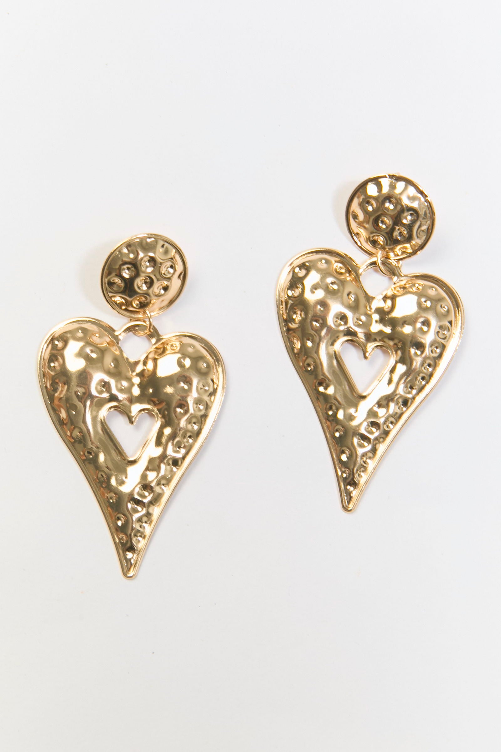 Aretes Colgantes Corazón Martillado Dorados BYBLA