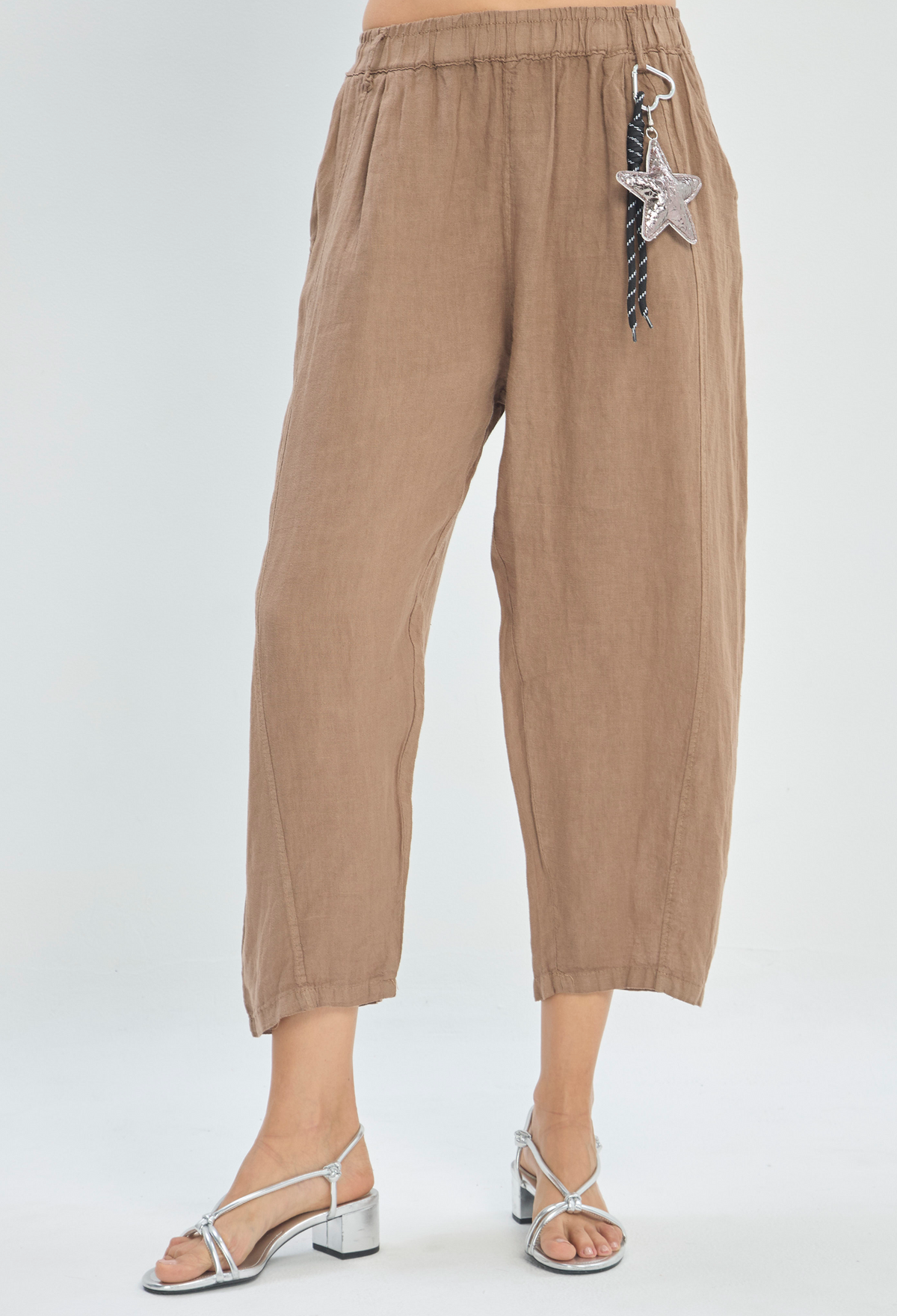 Pantalón Globo Tobillero con Llavero Estrella Café BYBLA - vista 2