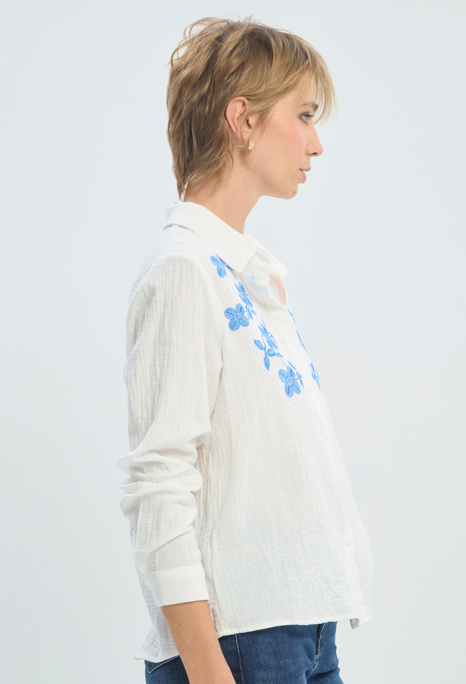 Blusa Manga Larga Blanca Bordada Floral BYBLA - vista 2