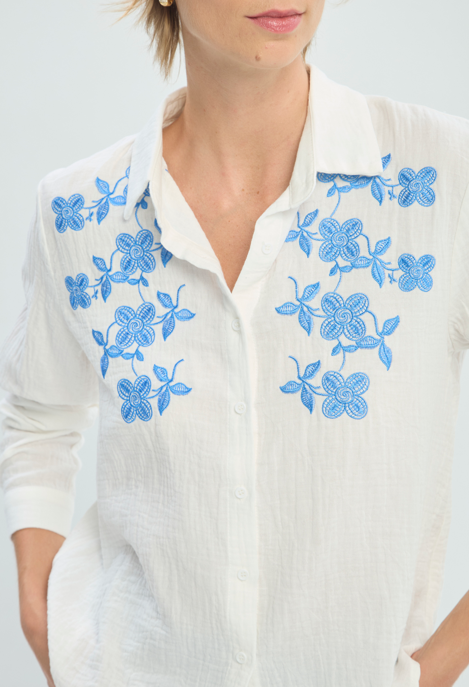 Blusa Manga Larga Blanca Bordada Floral BYBLA - vista 4