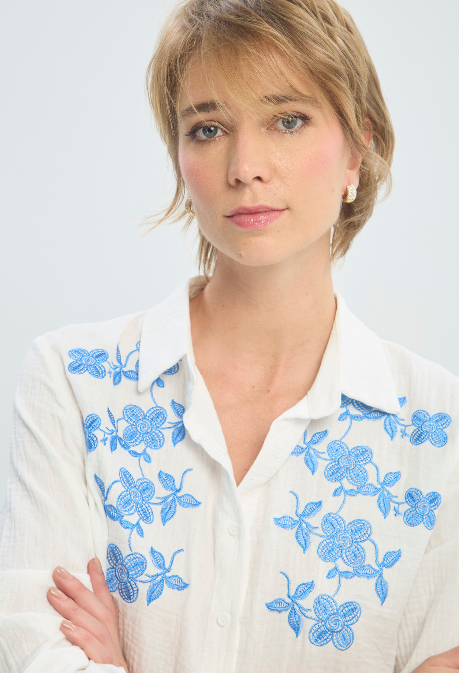 Blusa Manga Larga Blanca Bordada Floral BYBLA - vista 5