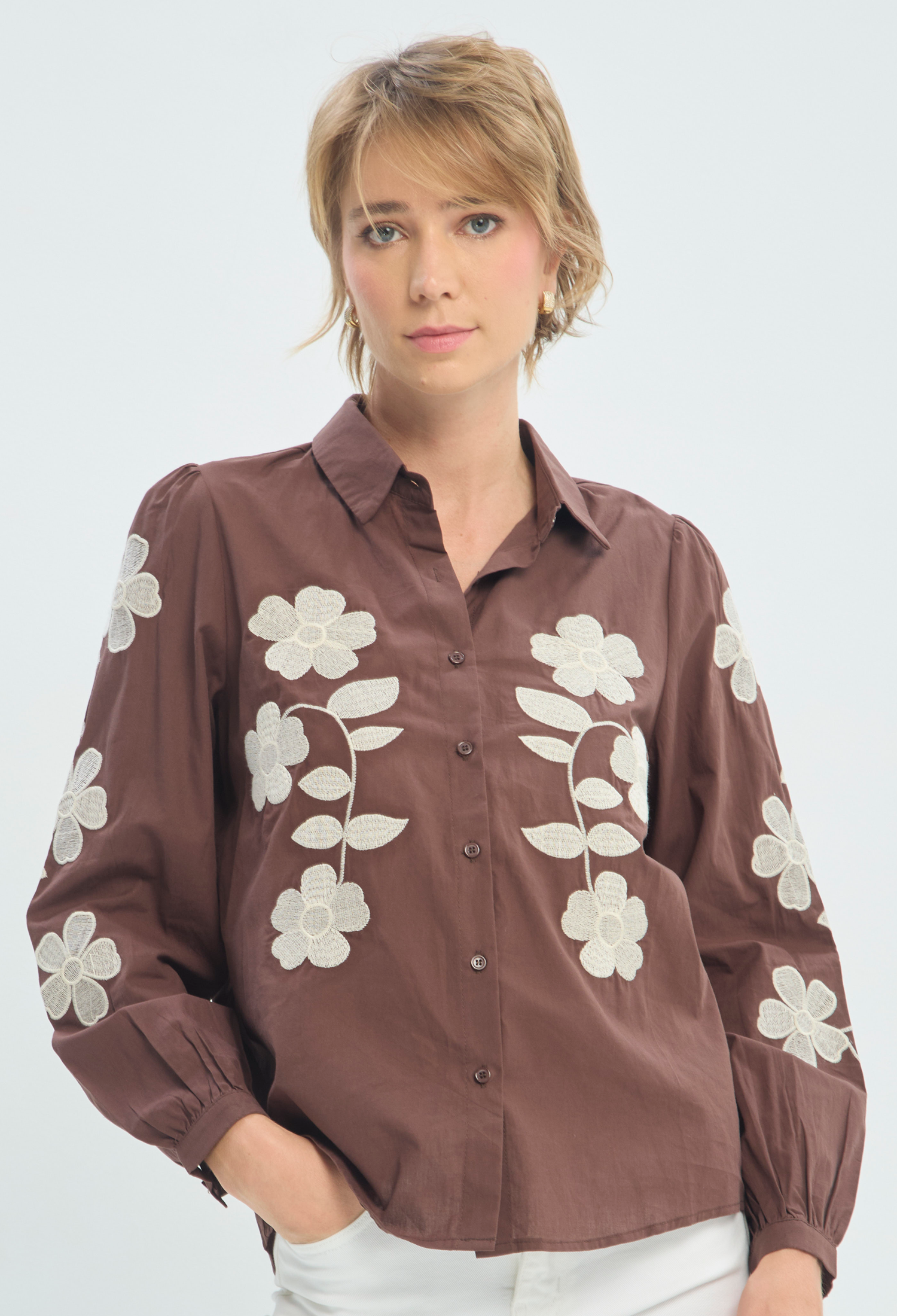Blusa Manga Larga Marrón Bordada Floral BYBLA
