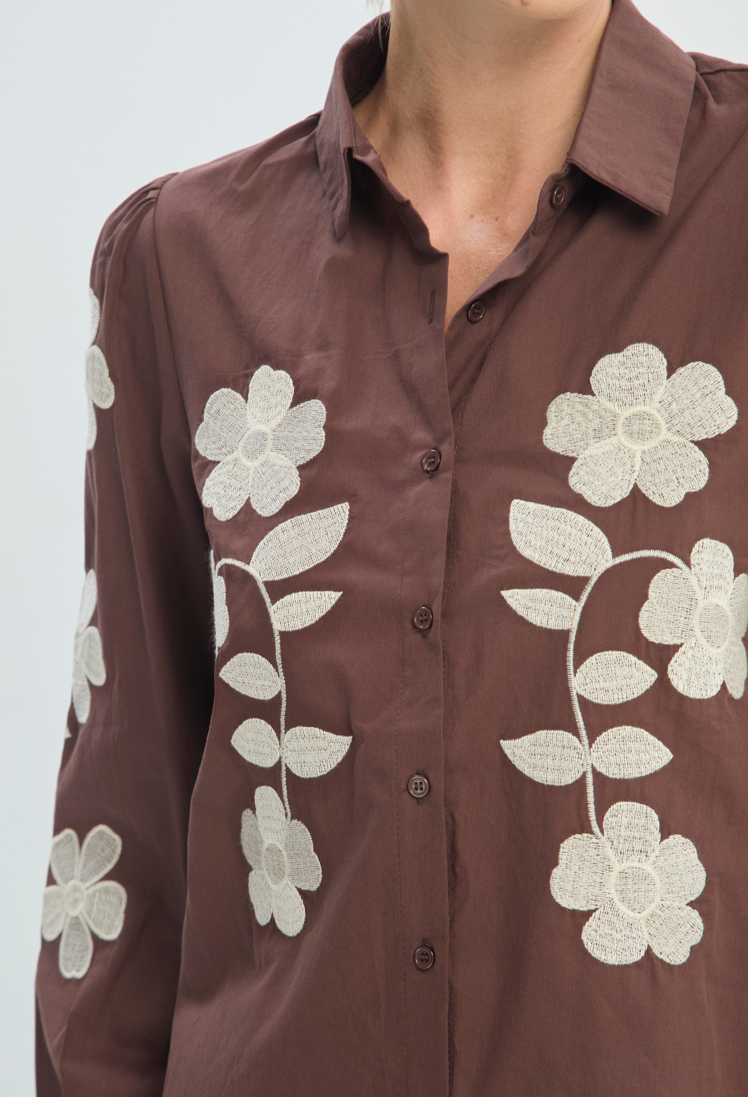 Blusa Manga Larga Marrón Bordada Floral BYBLA - vista 4