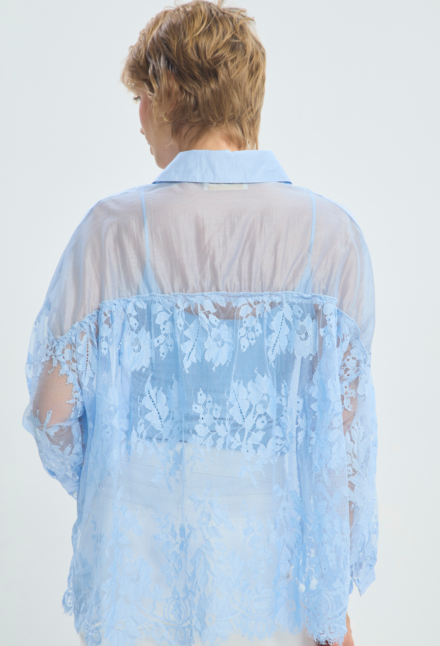 Blusa Manga Larga Azul Transparente con Encaje BYBLA - vista 4