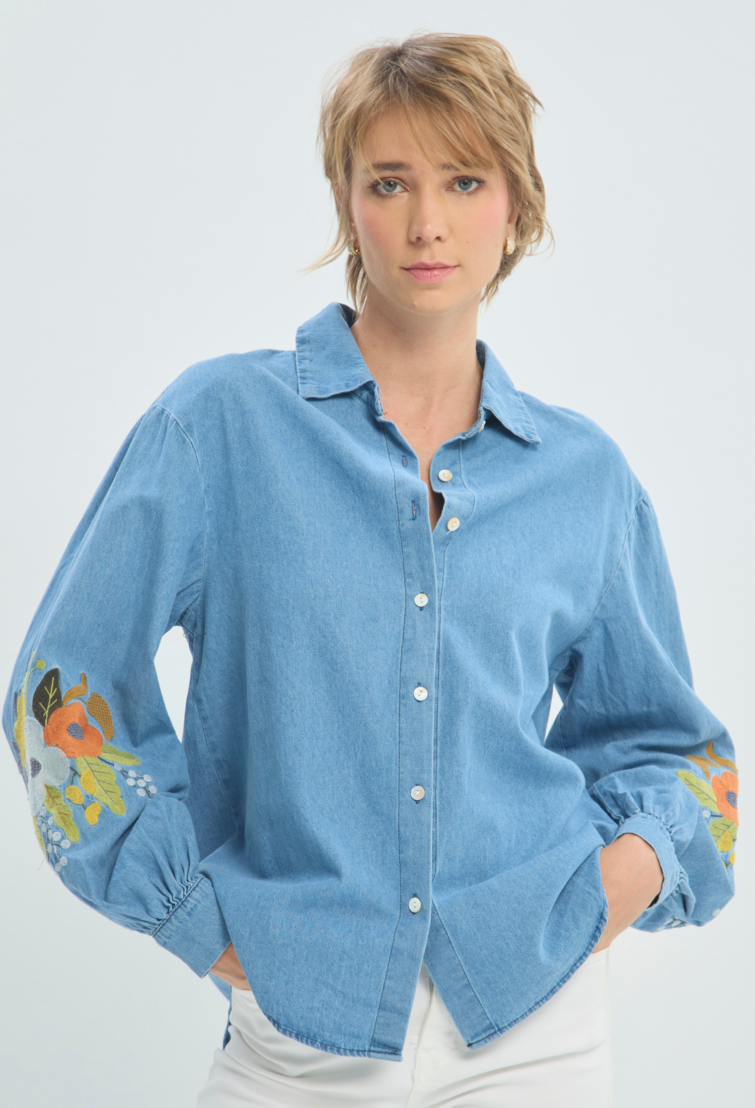 Blusa Manga Larga Azul Denim Bordada BYBLA