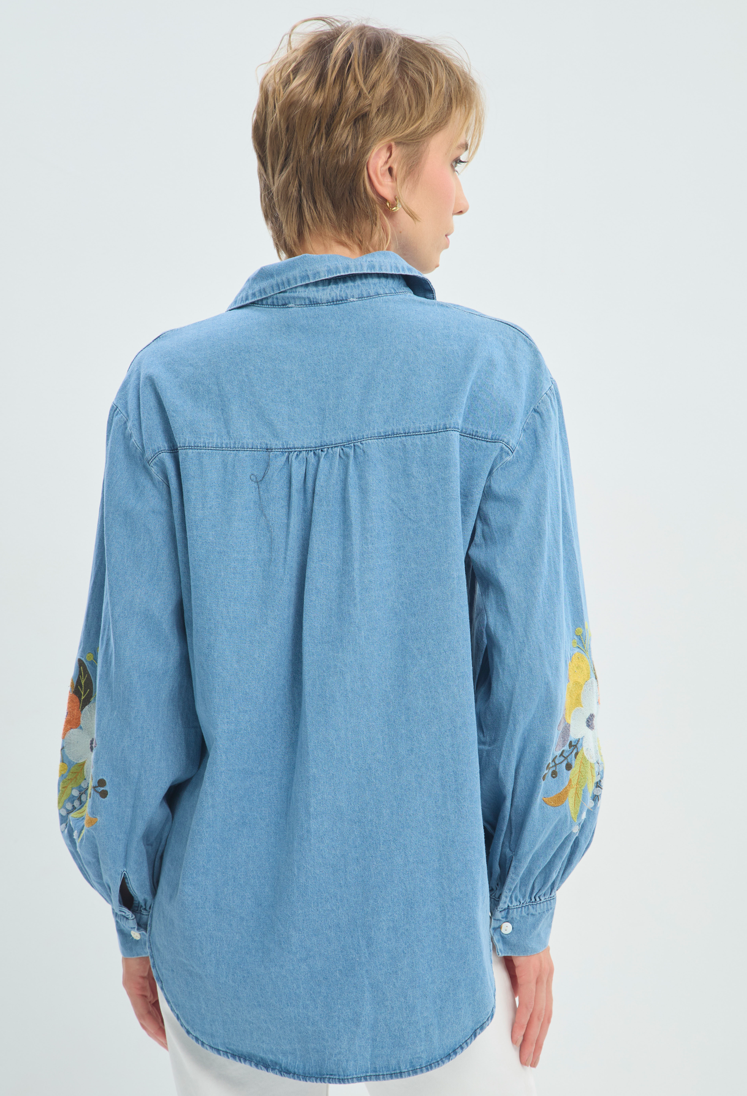 Blusa Manga Larga Azul Denim Bordada BYBLA - vista 3