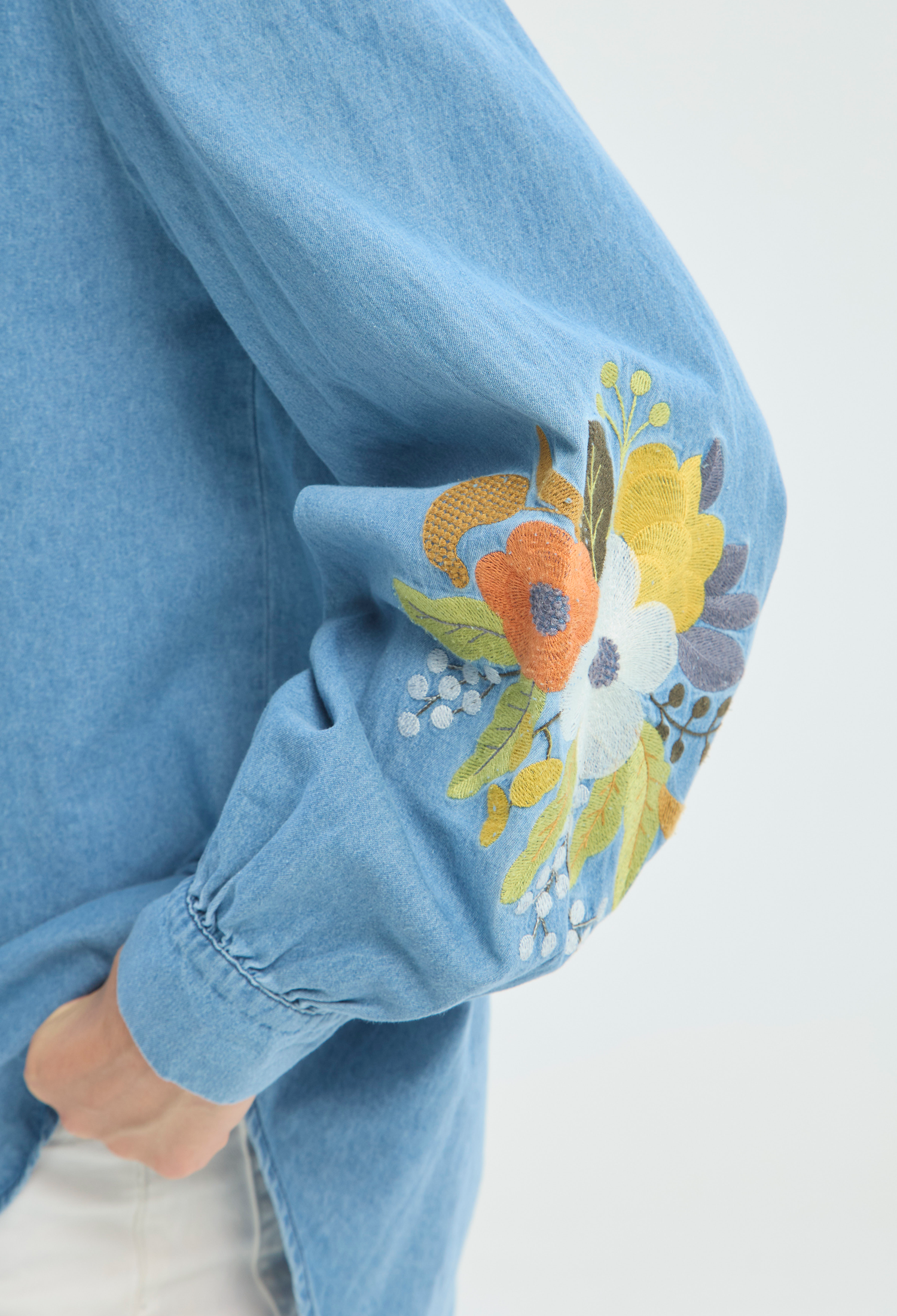 Blusa Manga Larga Azul Denim Bordada BYBLA - vista 5