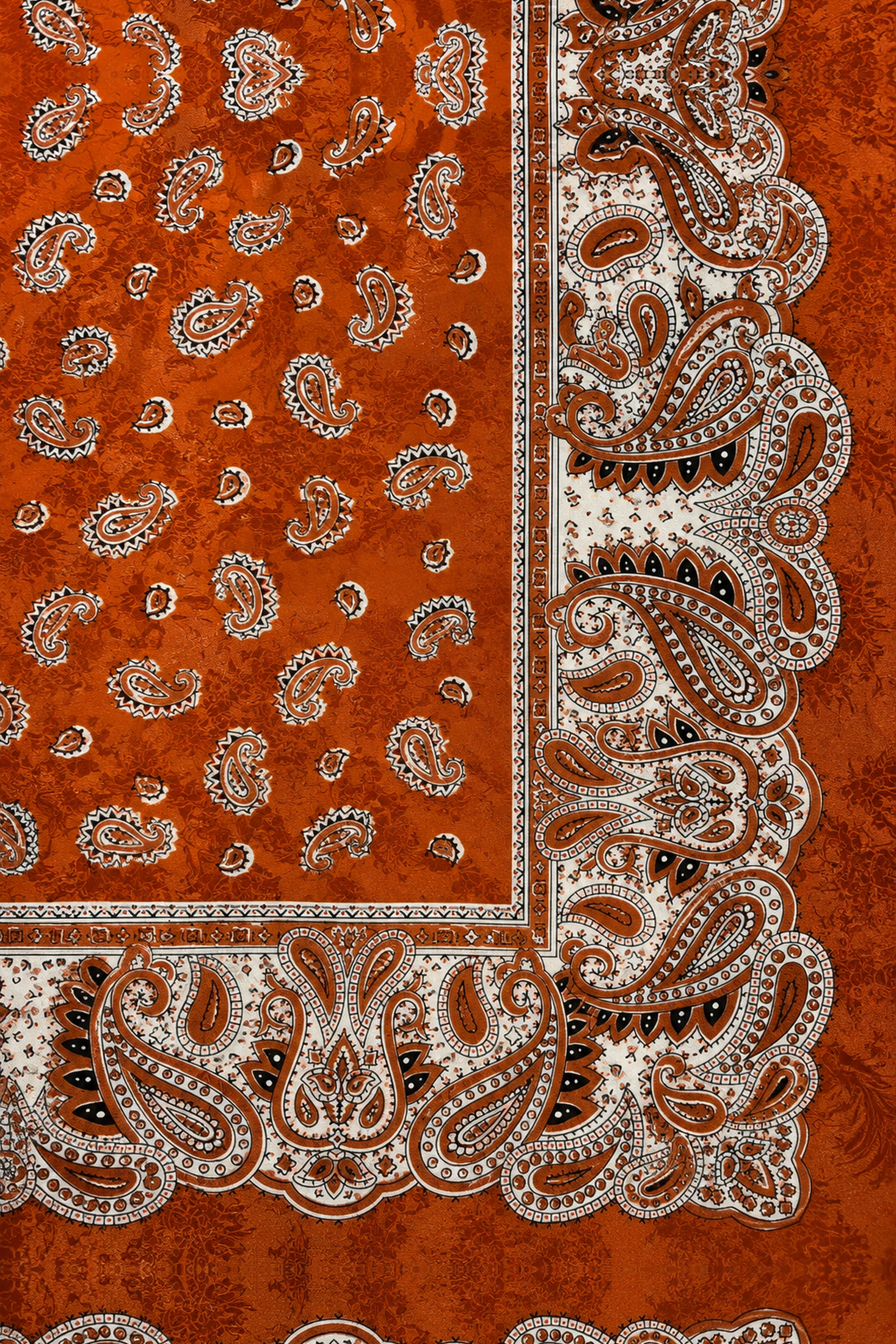 Chalina satinada terracota con estampado paisley en blanco y negro