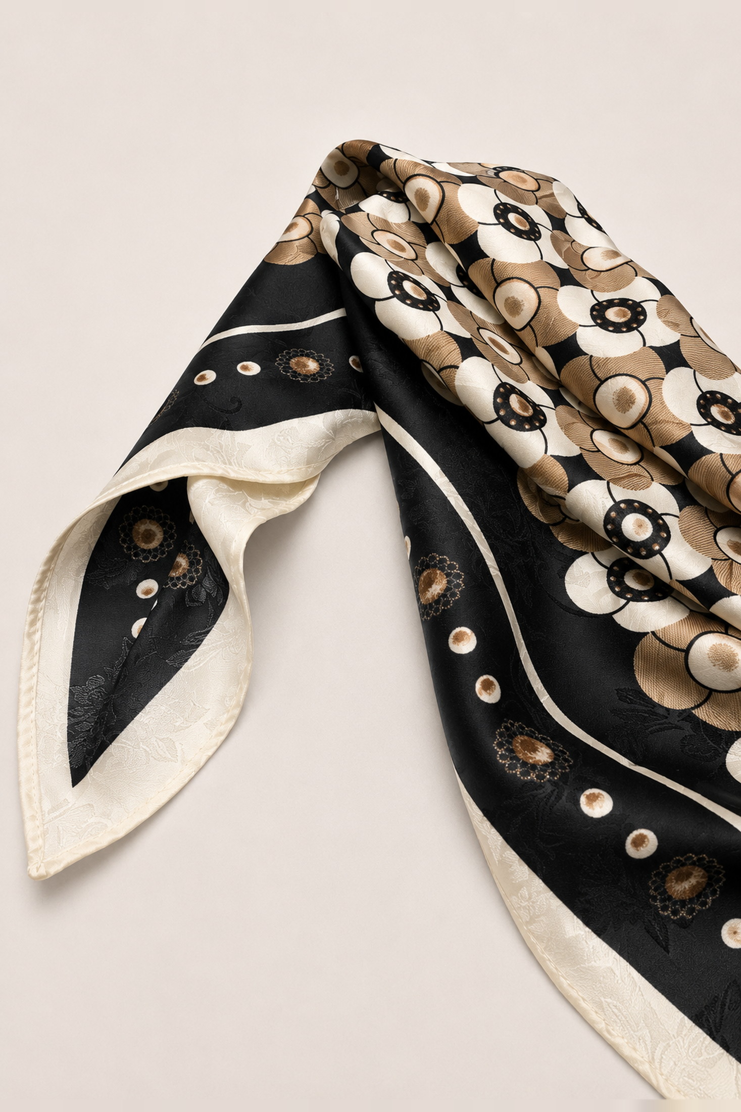 Chalina satinada con estampado de flores retro y borde en contraste - Negros - vista 2