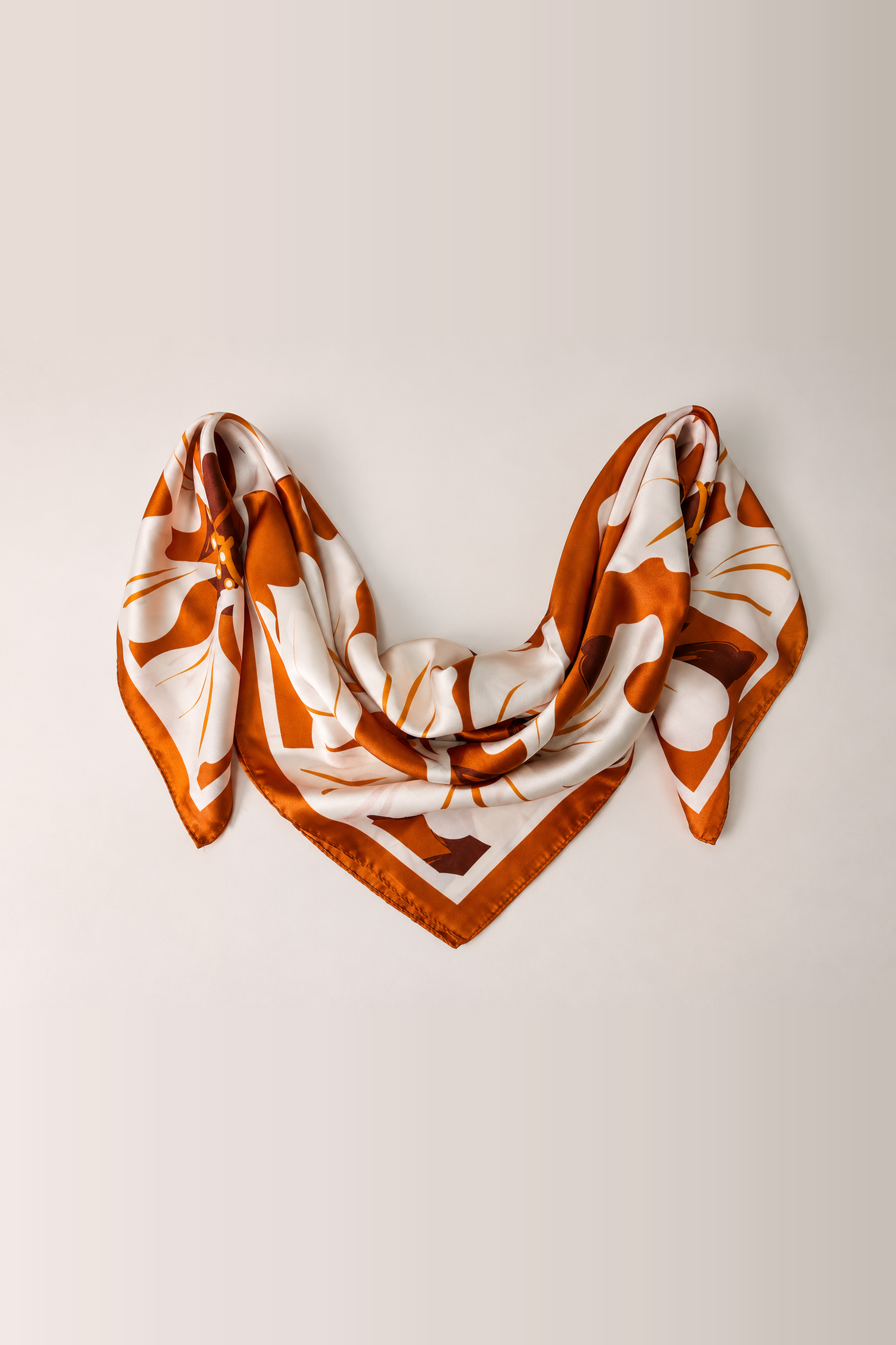 Chalina satinada con flores maxi en marfil y acentos naranja - Terracotas