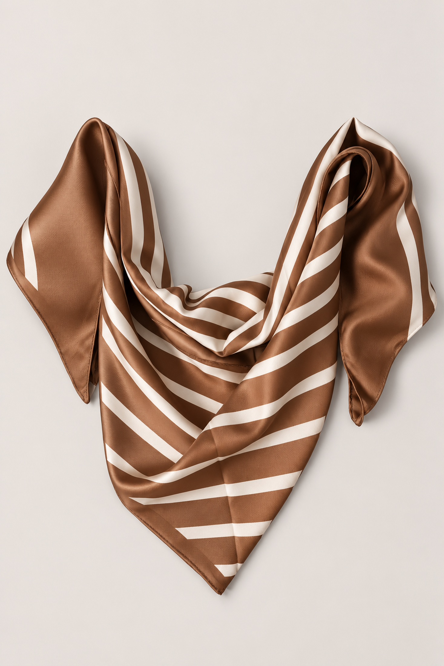 Chalina satinada camel con rayas diagonales marfil