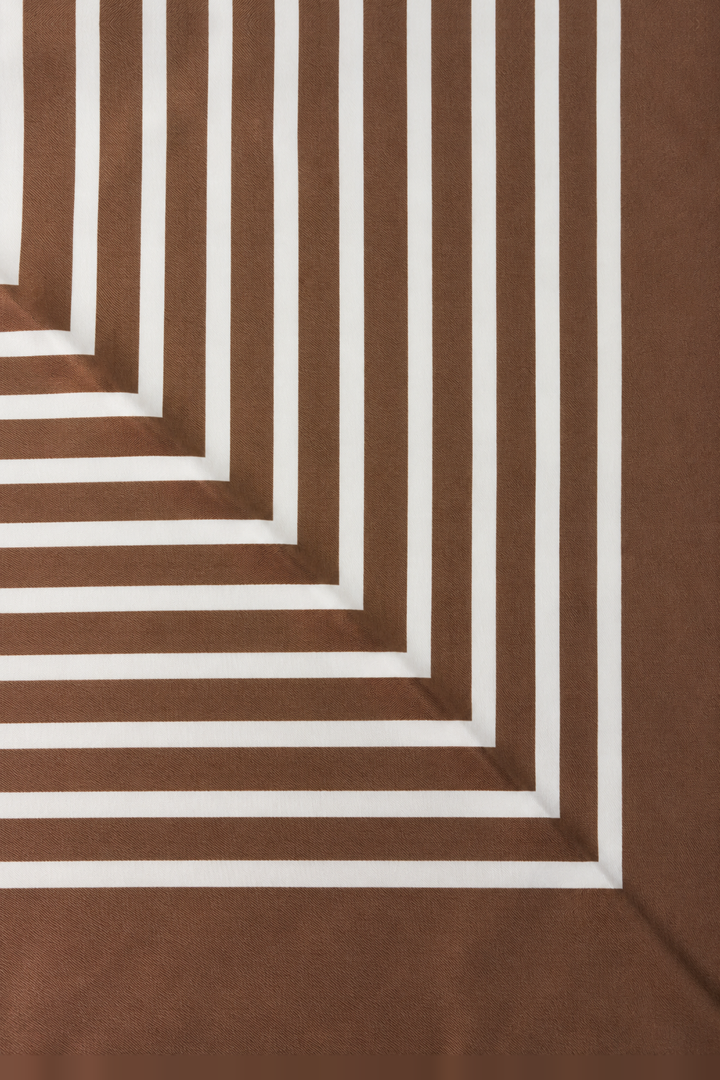 Chalina satinada camel con rayas diagonales marfil