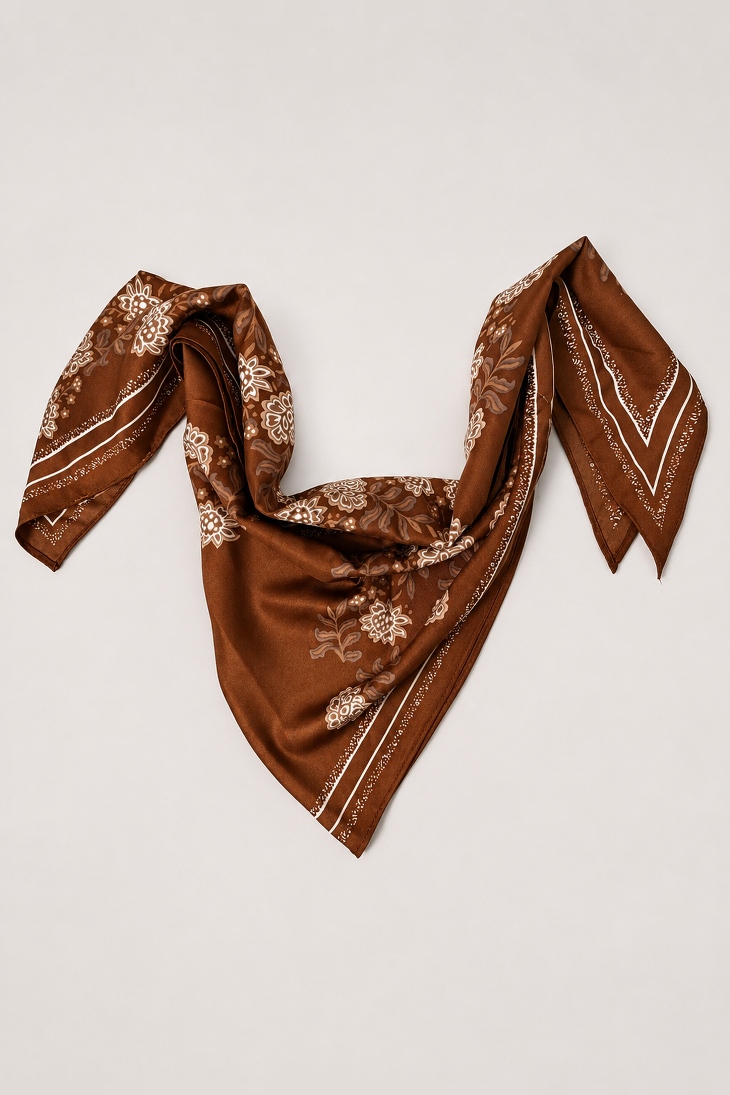 Chalina satinada tipo bandana con guirnaldas de flores folk