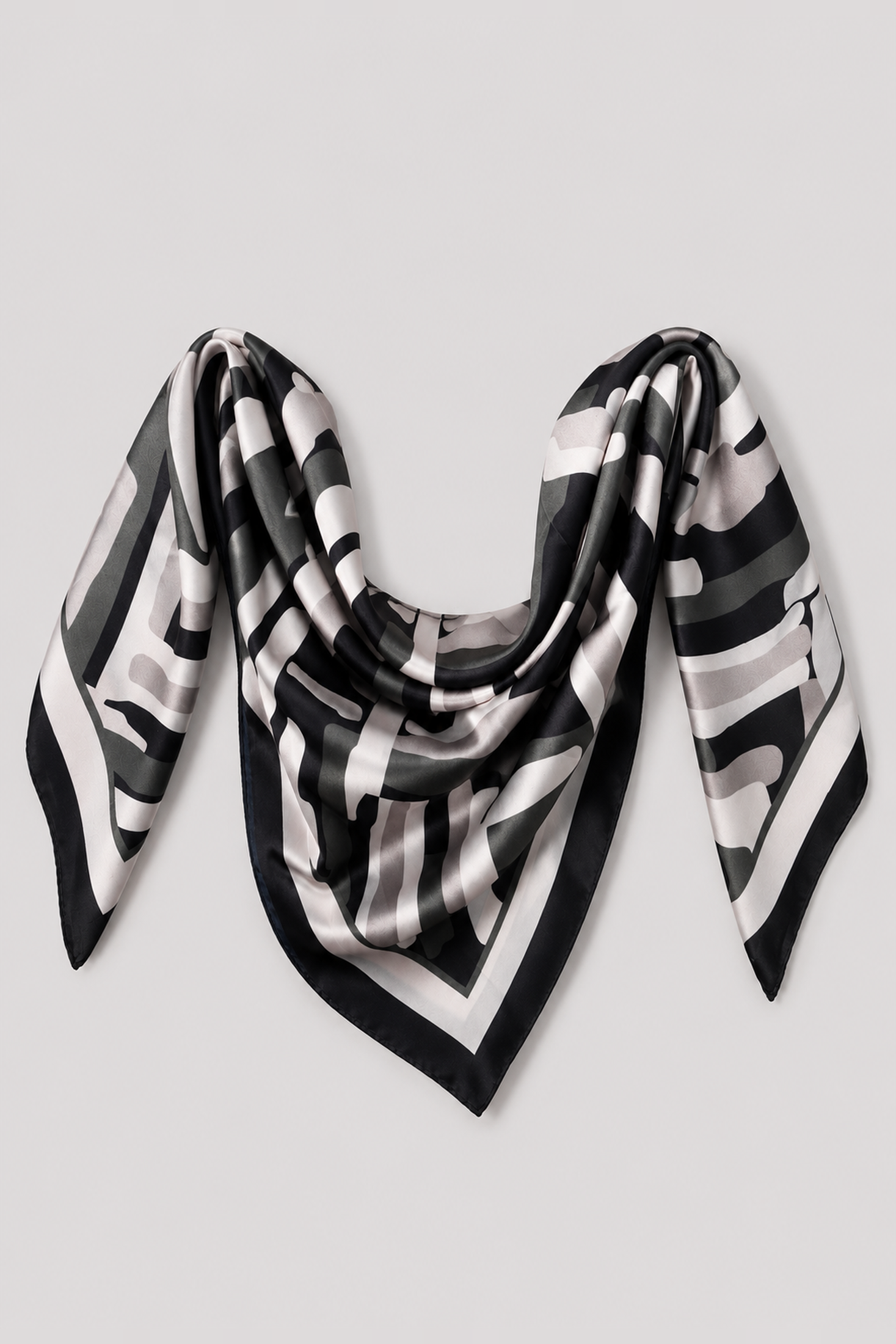 Pañoleta satinada con trazos abstractos en blanco, negro y gris