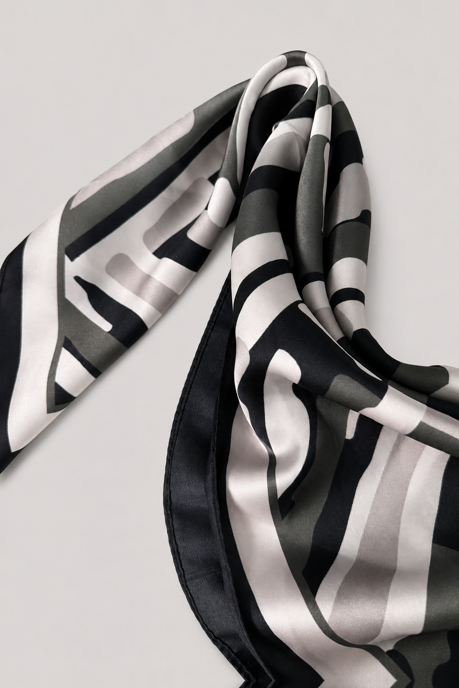 Pañoleta satinada con trazos abstractos en blanco, negro y gris