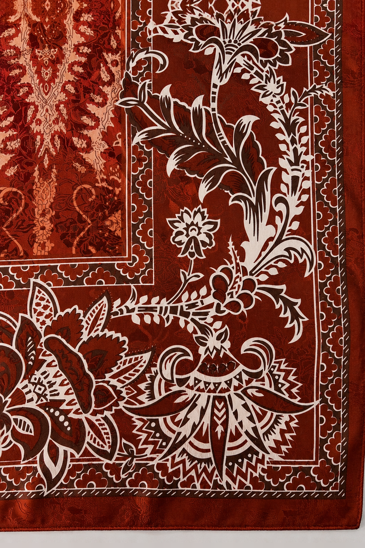 Pañoleta satinada ornamental en terracota con blanco y crema