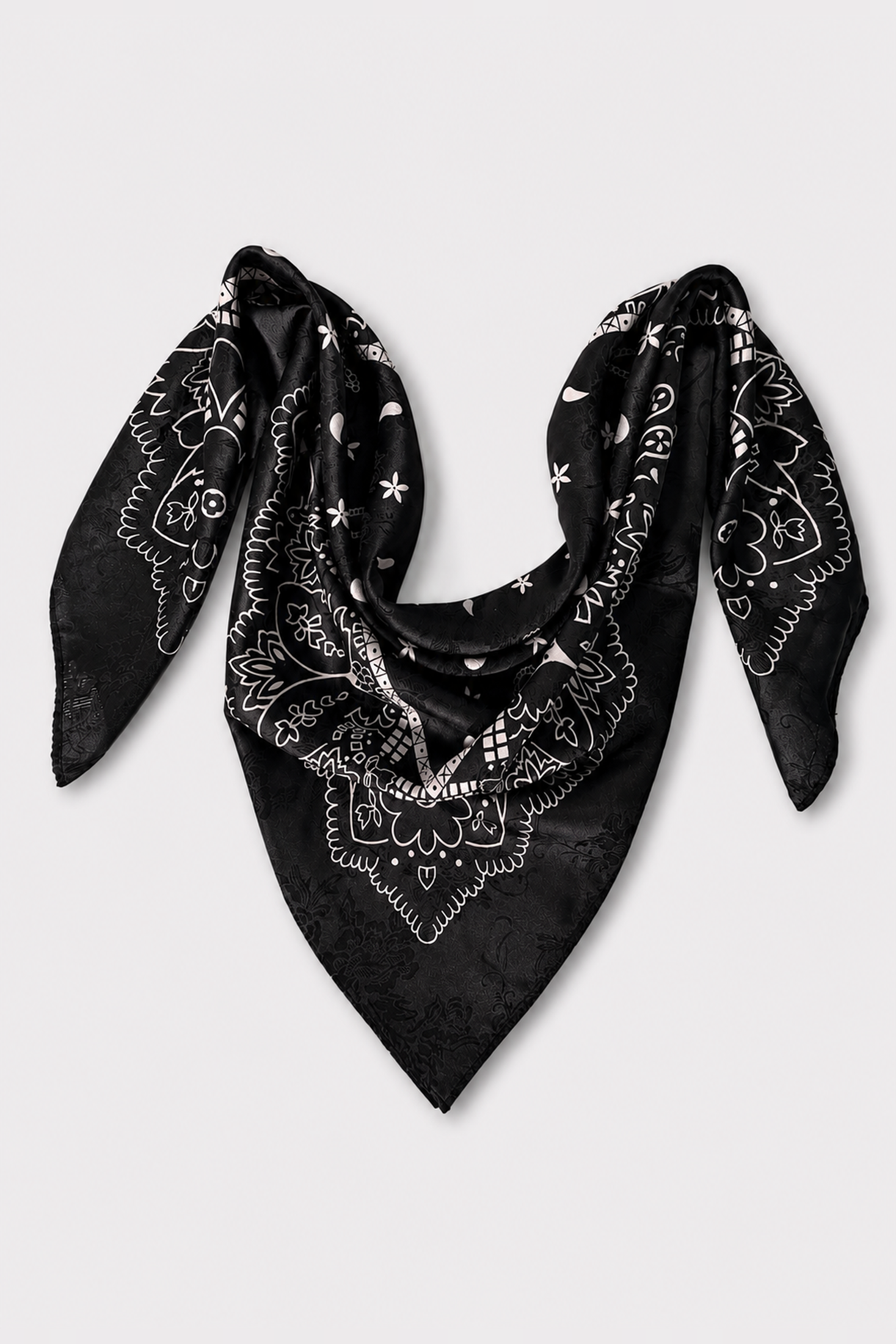 Pañoleta negra con print bandana delineado en blanco