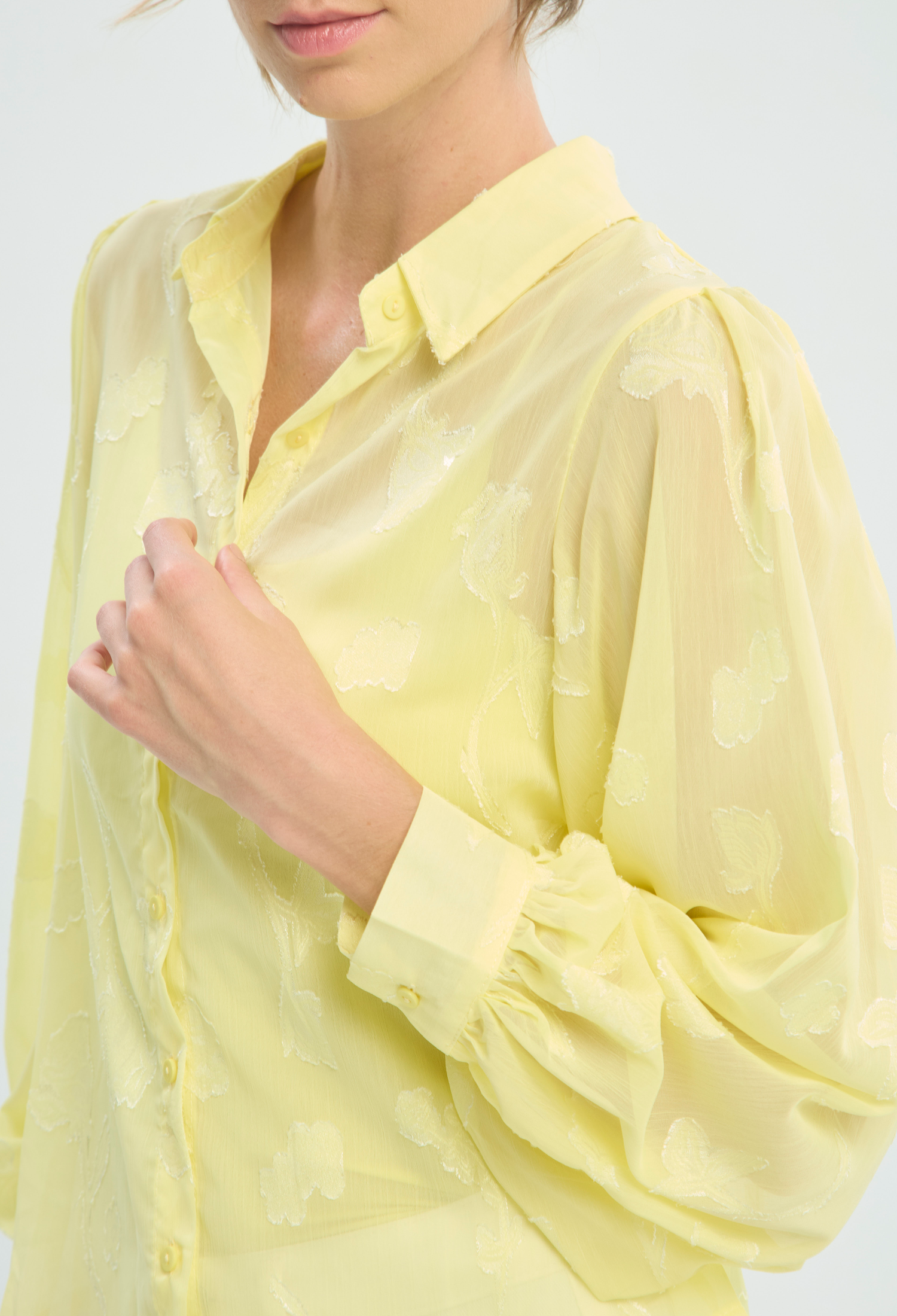 Blusa Manga Larga Amarilla Semitransparente Floral BYBLA - vista 4