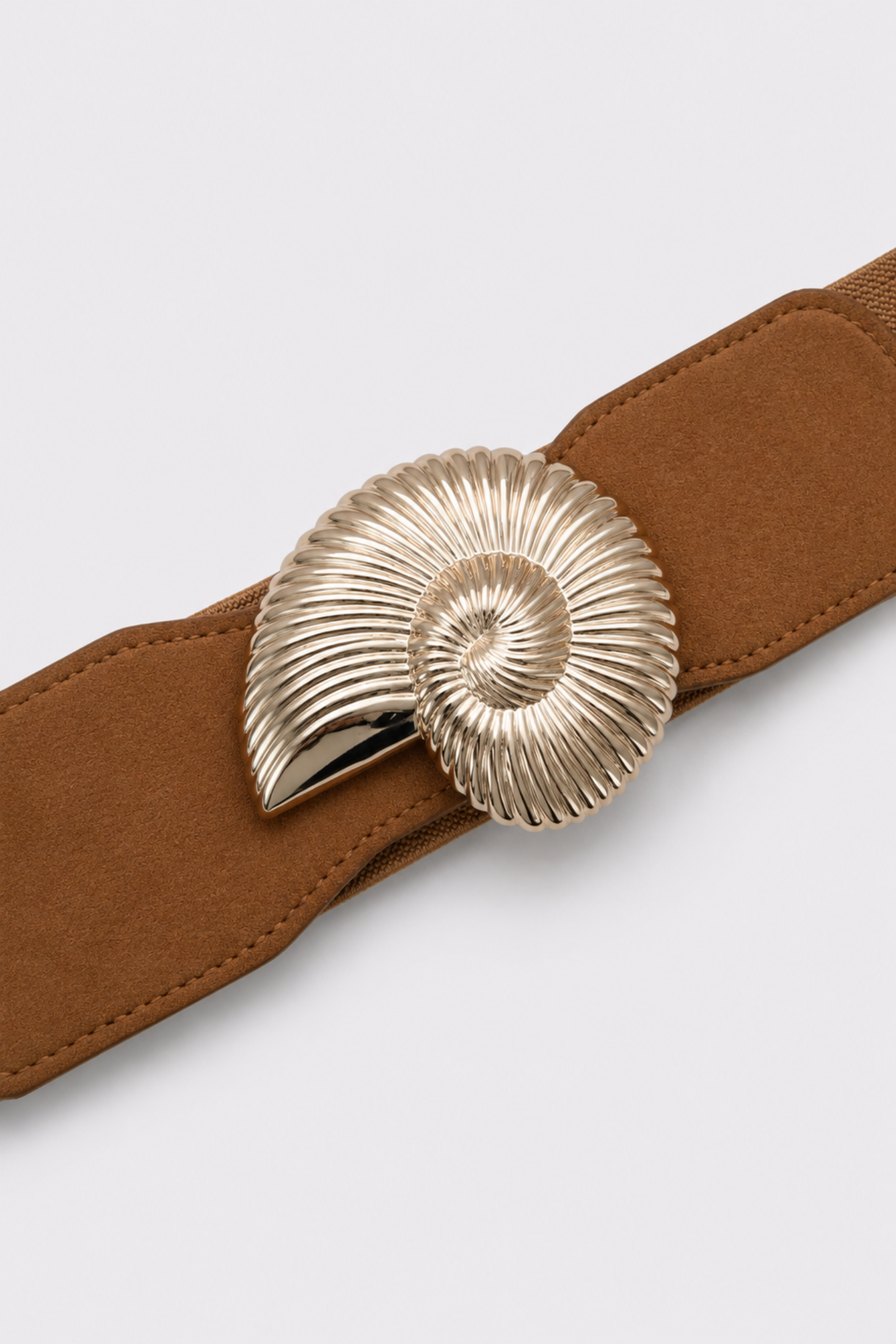 Cinturón elástico camel con hebilla dorada en forma de caracol - vista 2