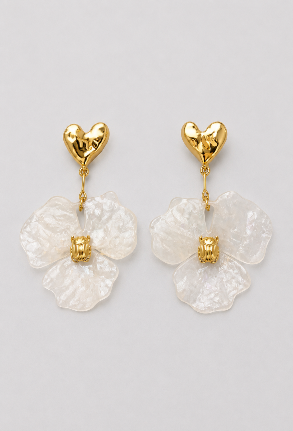Aretes Corazón Dorado Flor Nacarada Blanca BYBLA