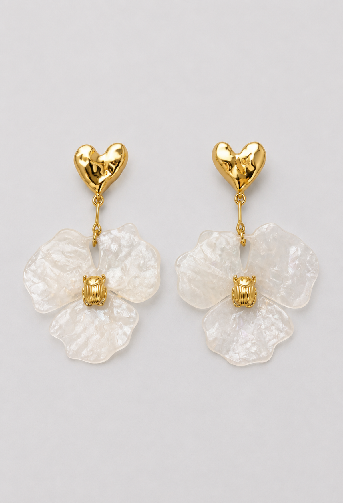Aretes Corazón Dorado Flor Nacarada Blanca BYBLA