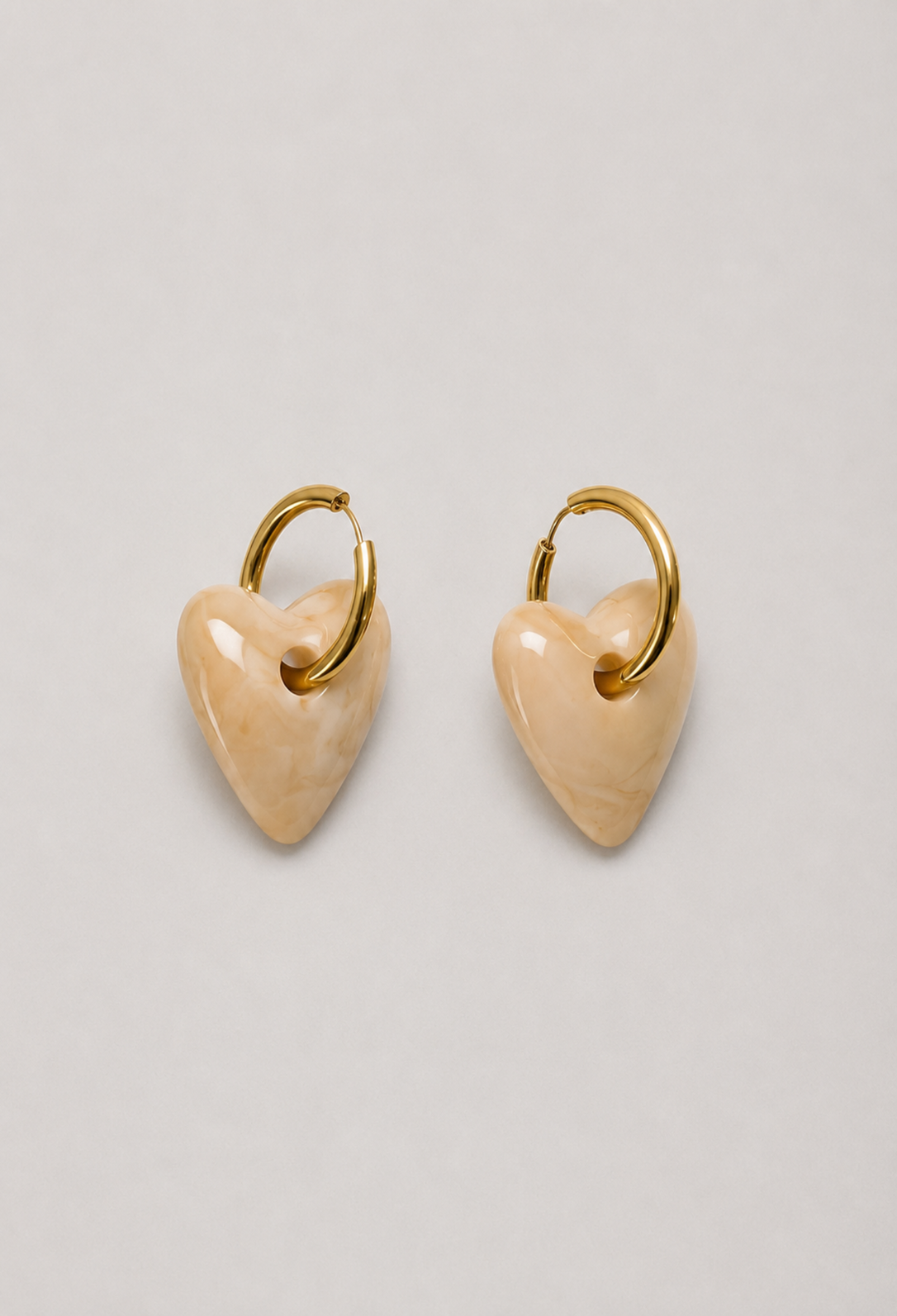 Aretes Argolla Dorada Corazón Beige BYBLA