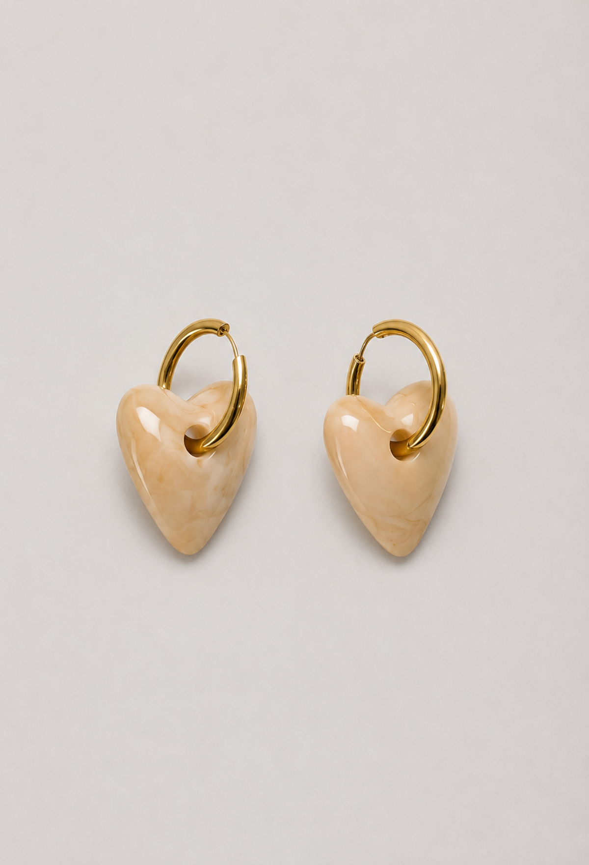 Aretes Argolla Dorada Corazón Beige BYBLA