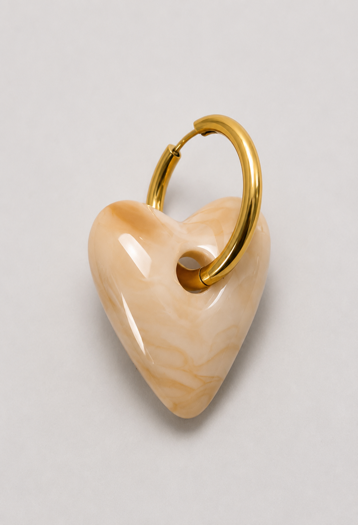 Aretes Argolla Dorada Corazón Beige BYBLA - vista 2