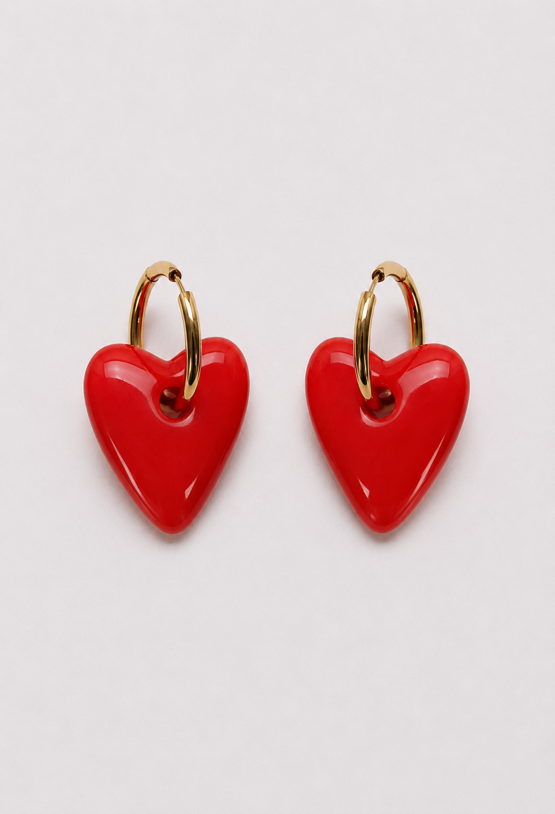 Aretes argolla dorada con corazón rojo BYBLA