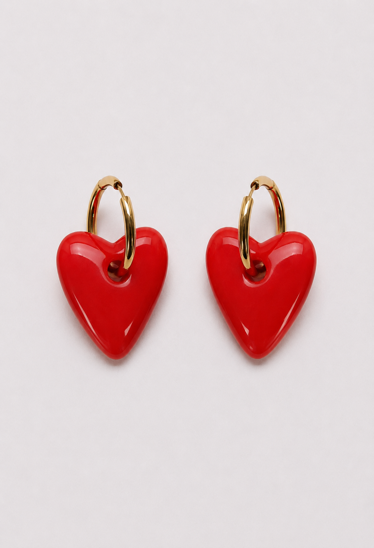 Aretes argolla dorada con corazón rojo BYBLA