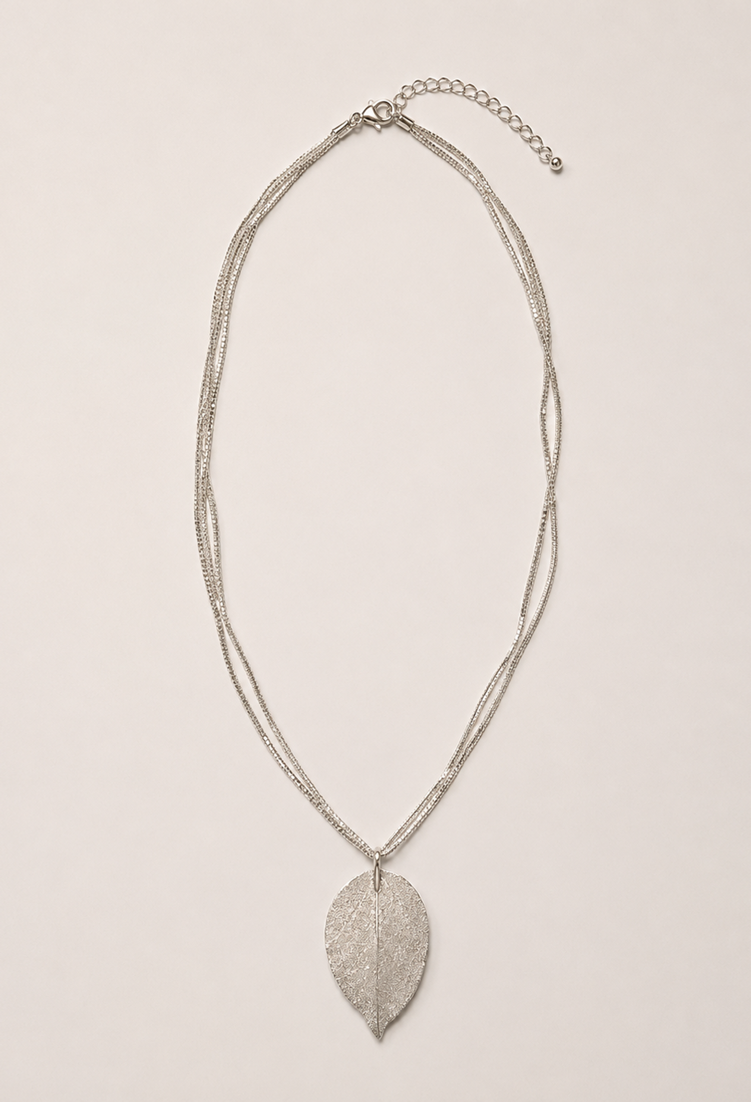 Collar plateado de tres cadenas con dije de hoja en filigrana