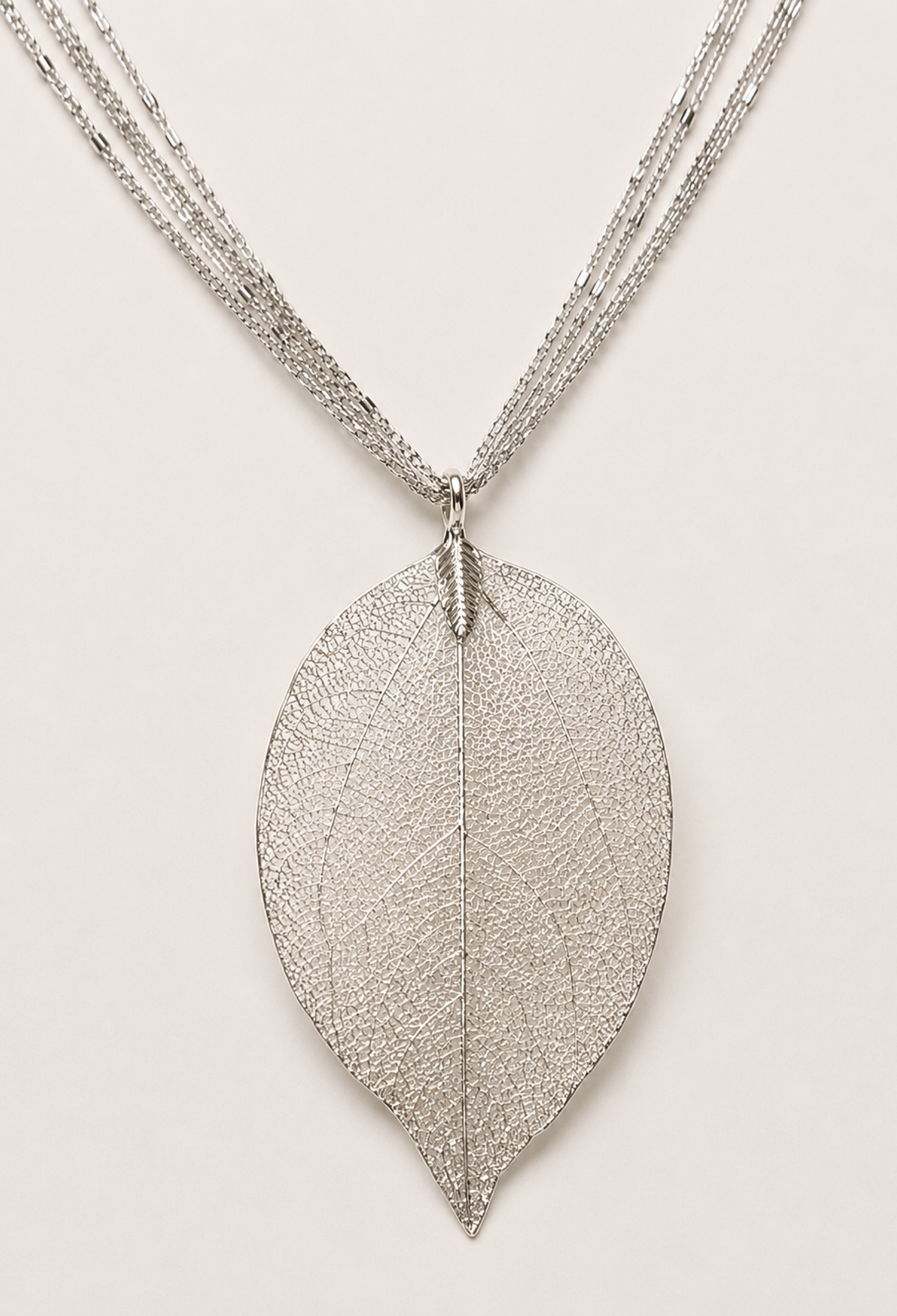 Collar plateado de tres cadenas con dije de hoja en filigrana - vista 2