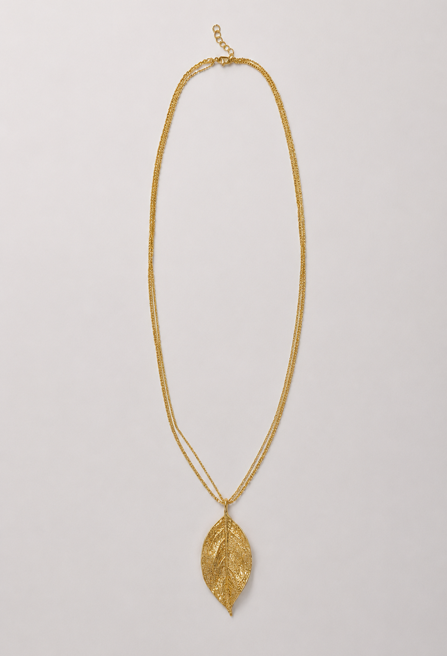 Collar largo dorado de doble cadena con hoja en filigrana y cristales