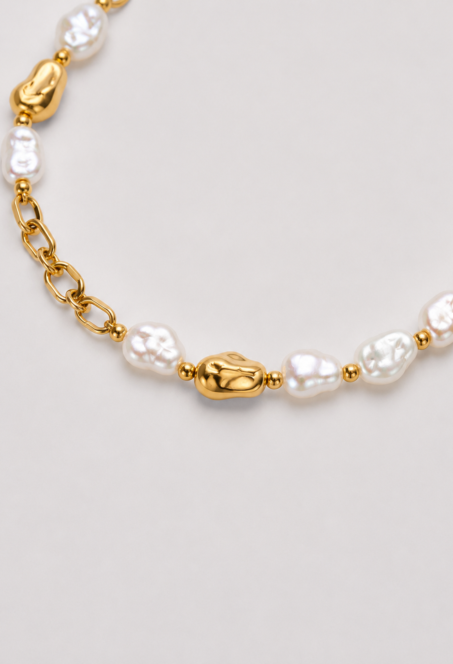 Collar dorado con cadena de eslabones, perlas keshi irregulares y cuentas doradas - vista 2