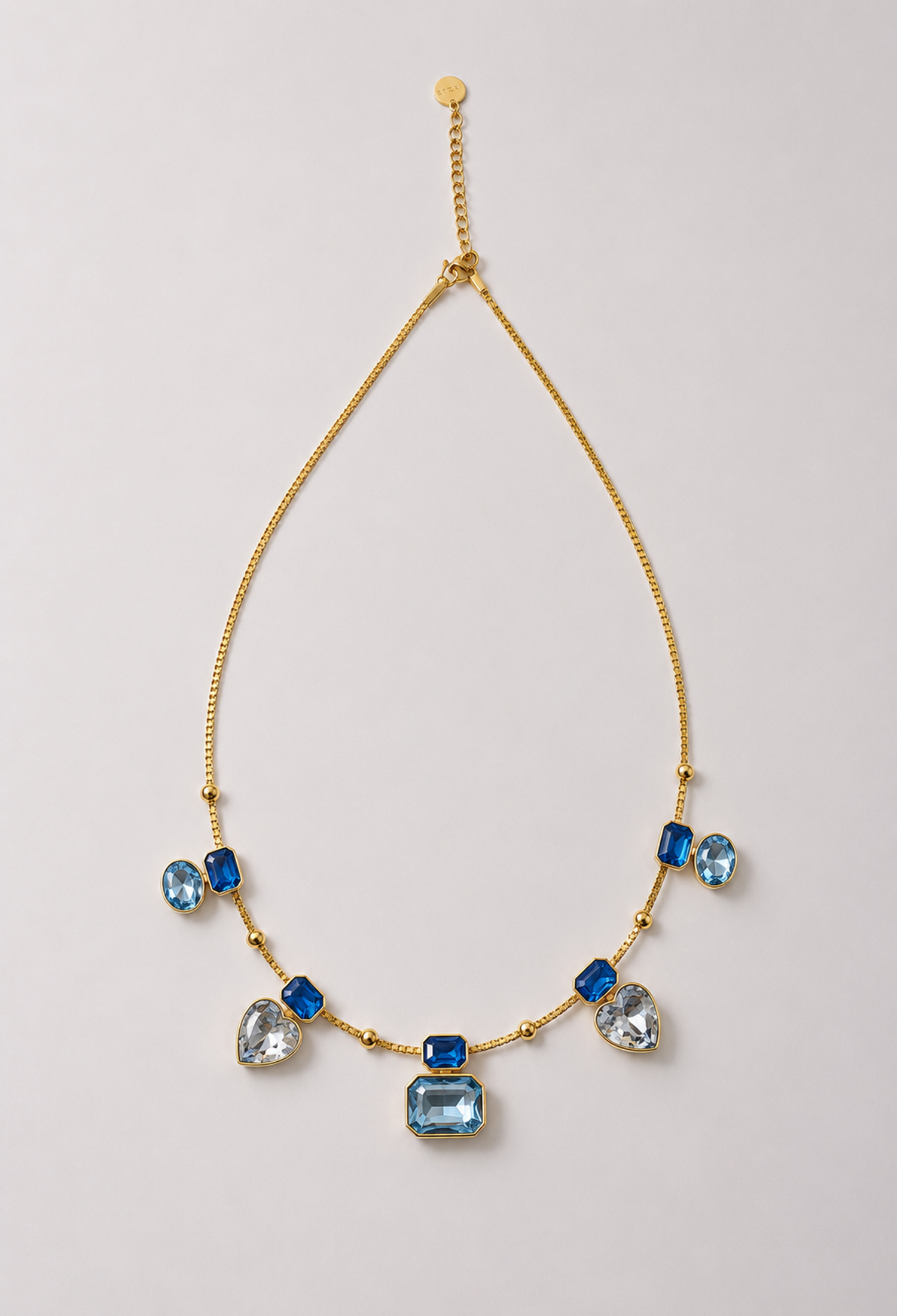 Collar de cadena dorada con cristales facetados de colores y dijes de corazón - Azules