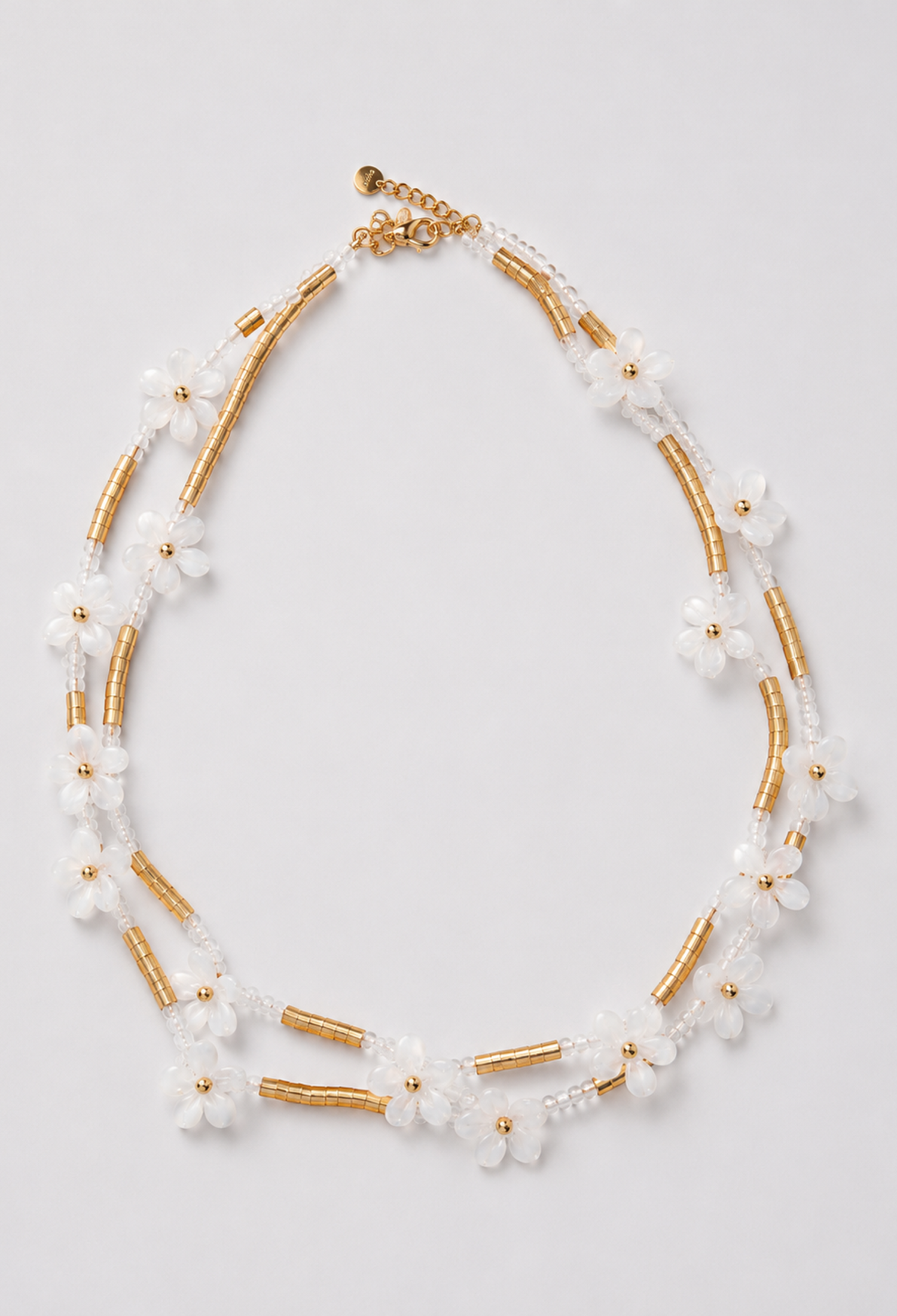 Collar de doble hilera con flores translúcidas, cuentas al tono y tubos dorados - Blancos