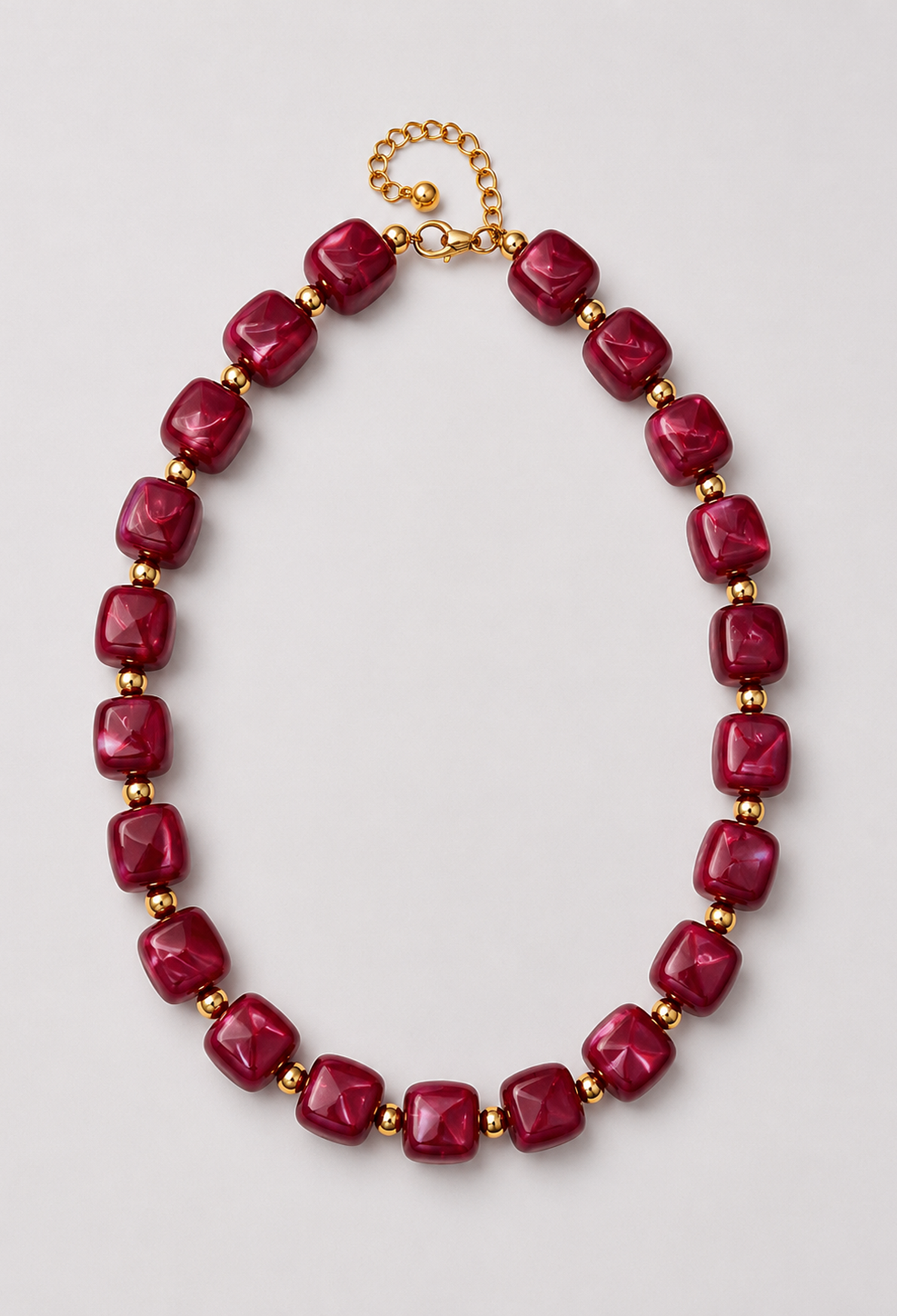 Collar corto de cuentas cuadradas de resina marmolada con esferas doradas, en vinotinto y beige - Burgundy