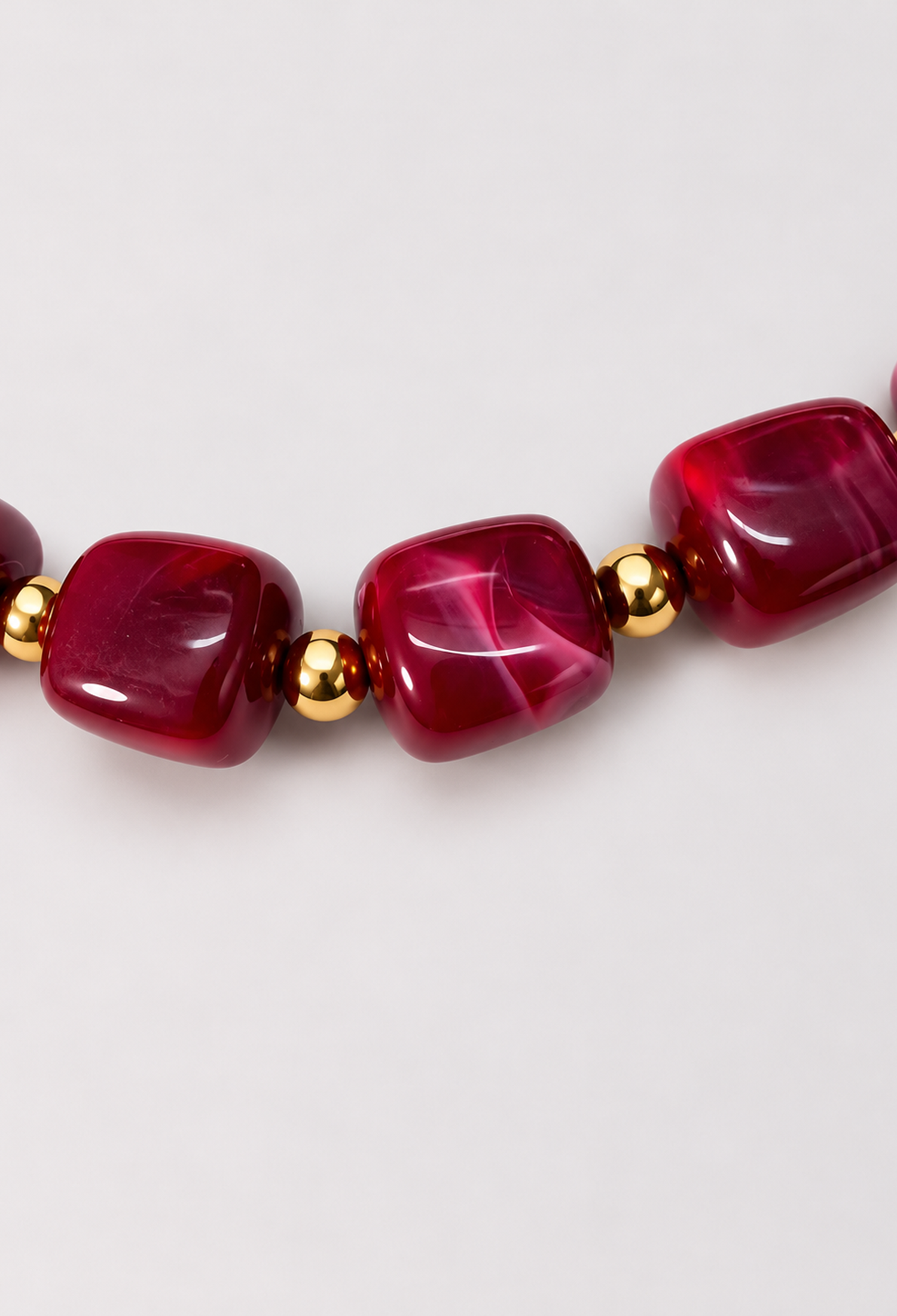 Collar corto de cuentas cuadradas de resina marmolada con esferas doradas, en vinotinto y beige - Burgundy - vista 2