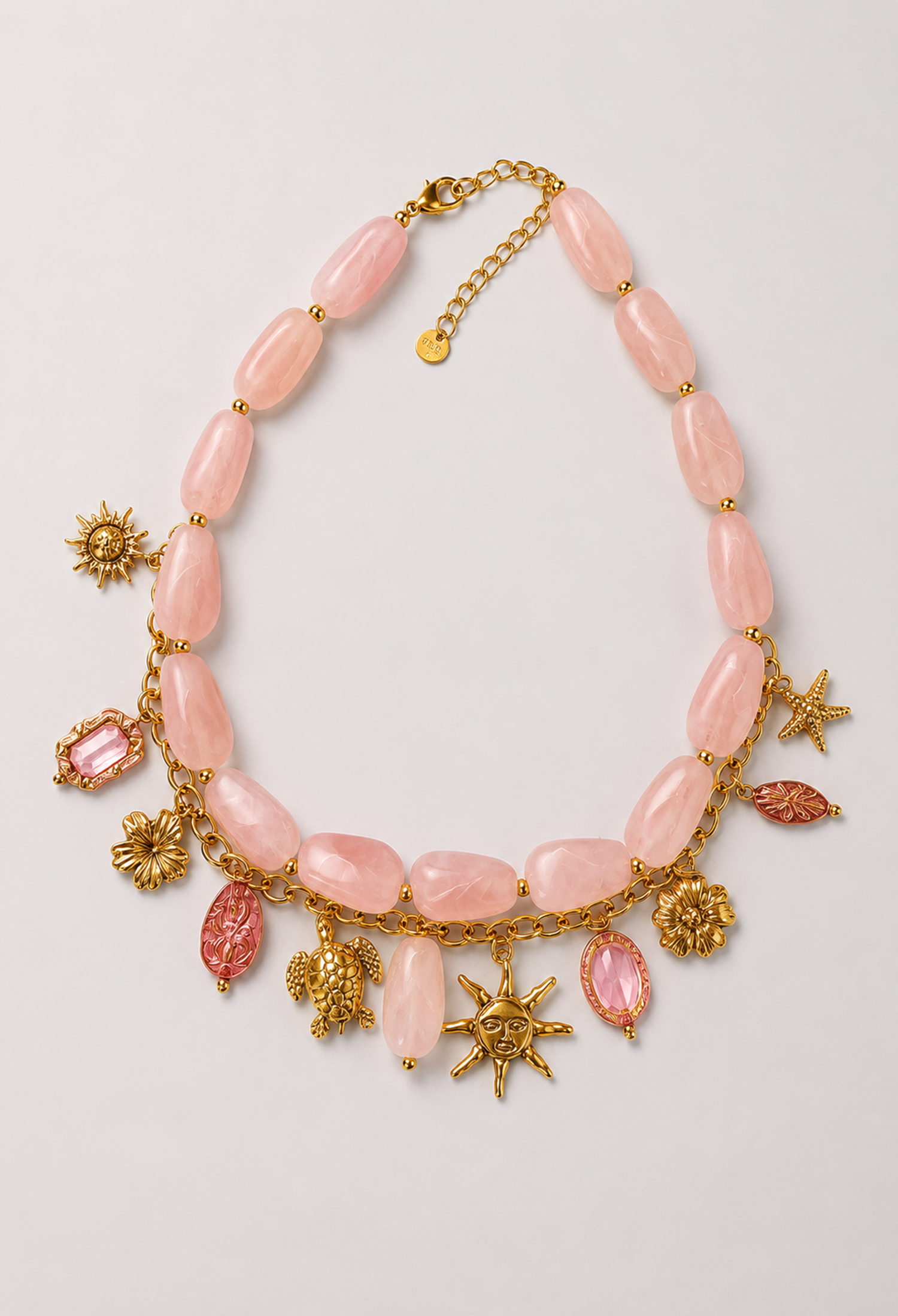 Collar statement de piedras marmoladas con cadena y dijes dorados de sol, estrella de mar y tortuga - Rosas