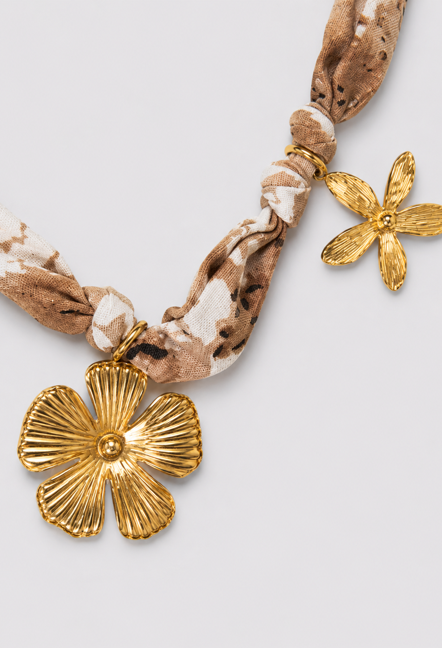 Collar de tela estampada anudada con cinco flores doradas colgantes - Marrones - vista 2