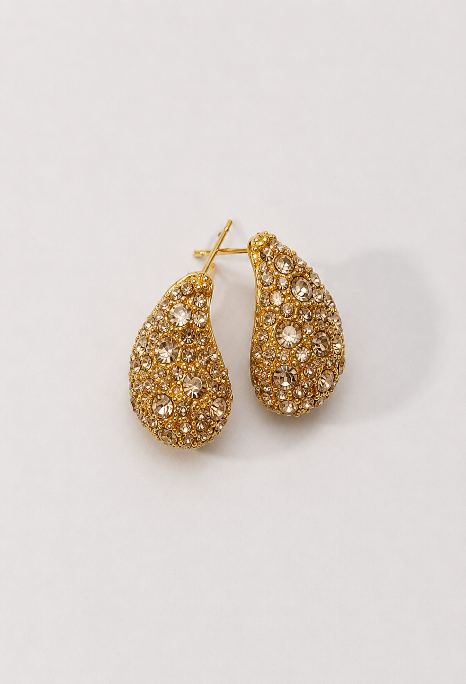 Aretes gota dorada con pavé de cristales transparentes BYBLA