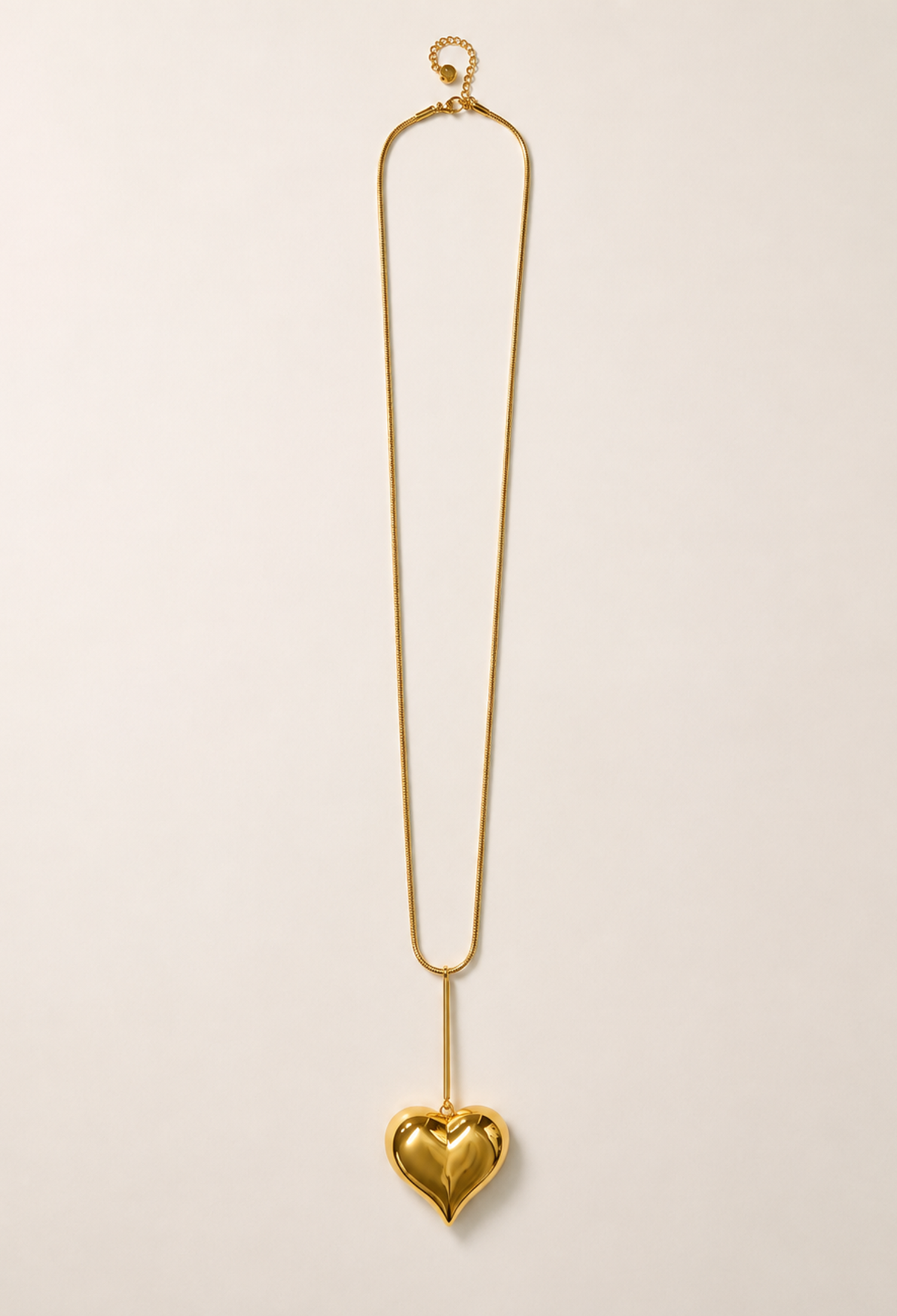 Collar largo dorado con barra y dije de corazón voluminoso
