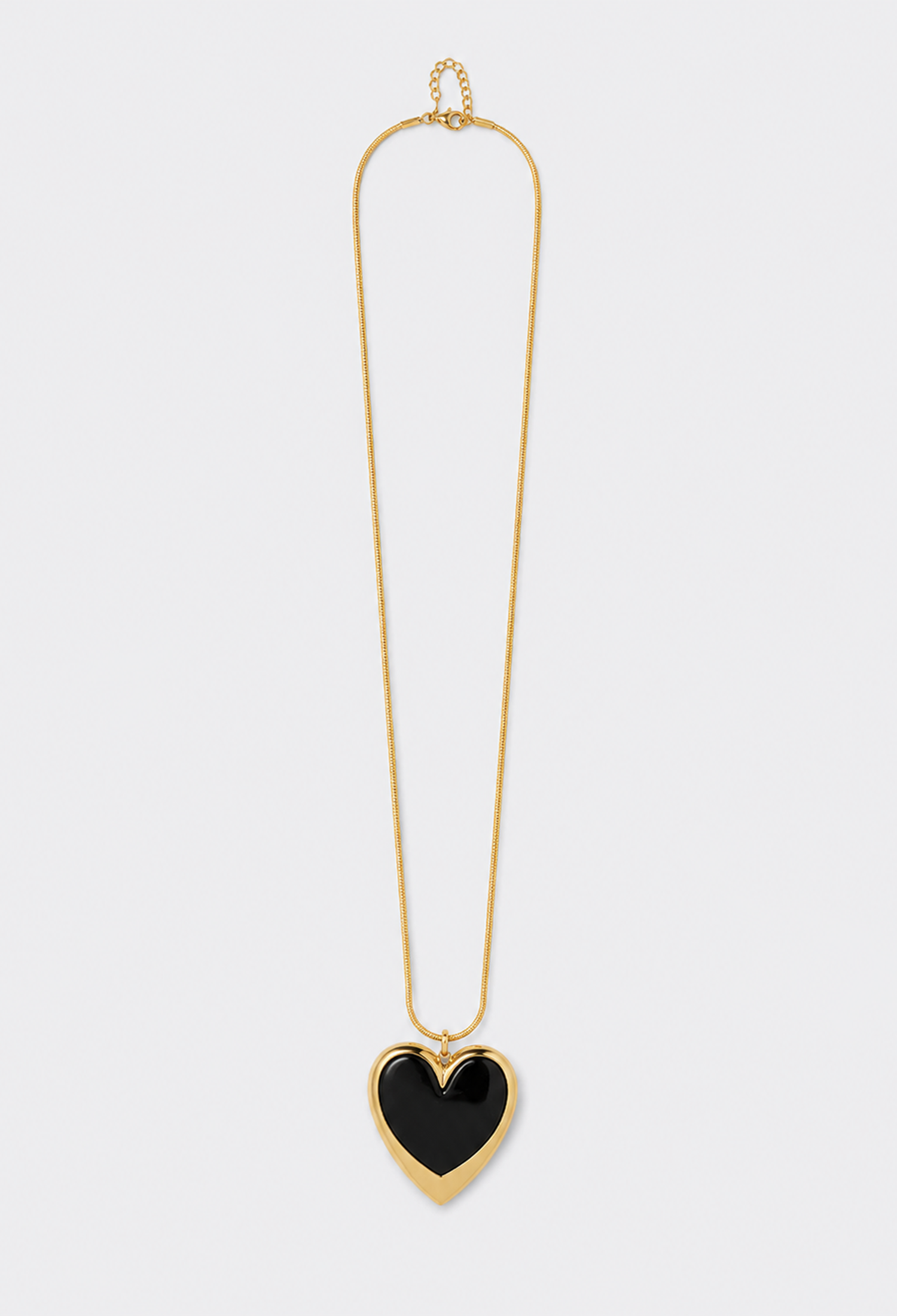 Collar largo dorado con corazón grande de resina, en negro o fucsia marmolado