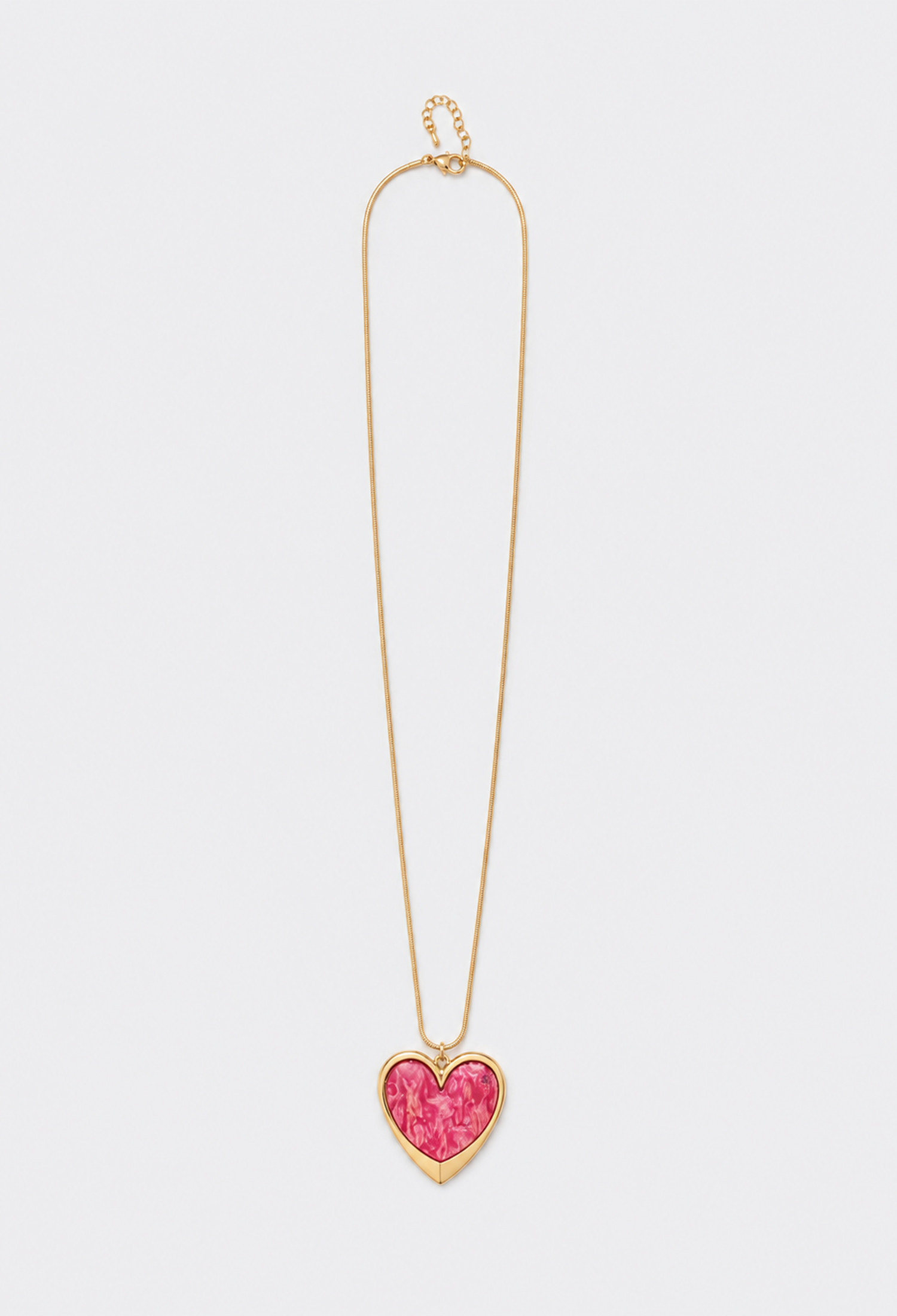 Collar largo dorado con corazón grande de resina, en negro o fucsia marmolado