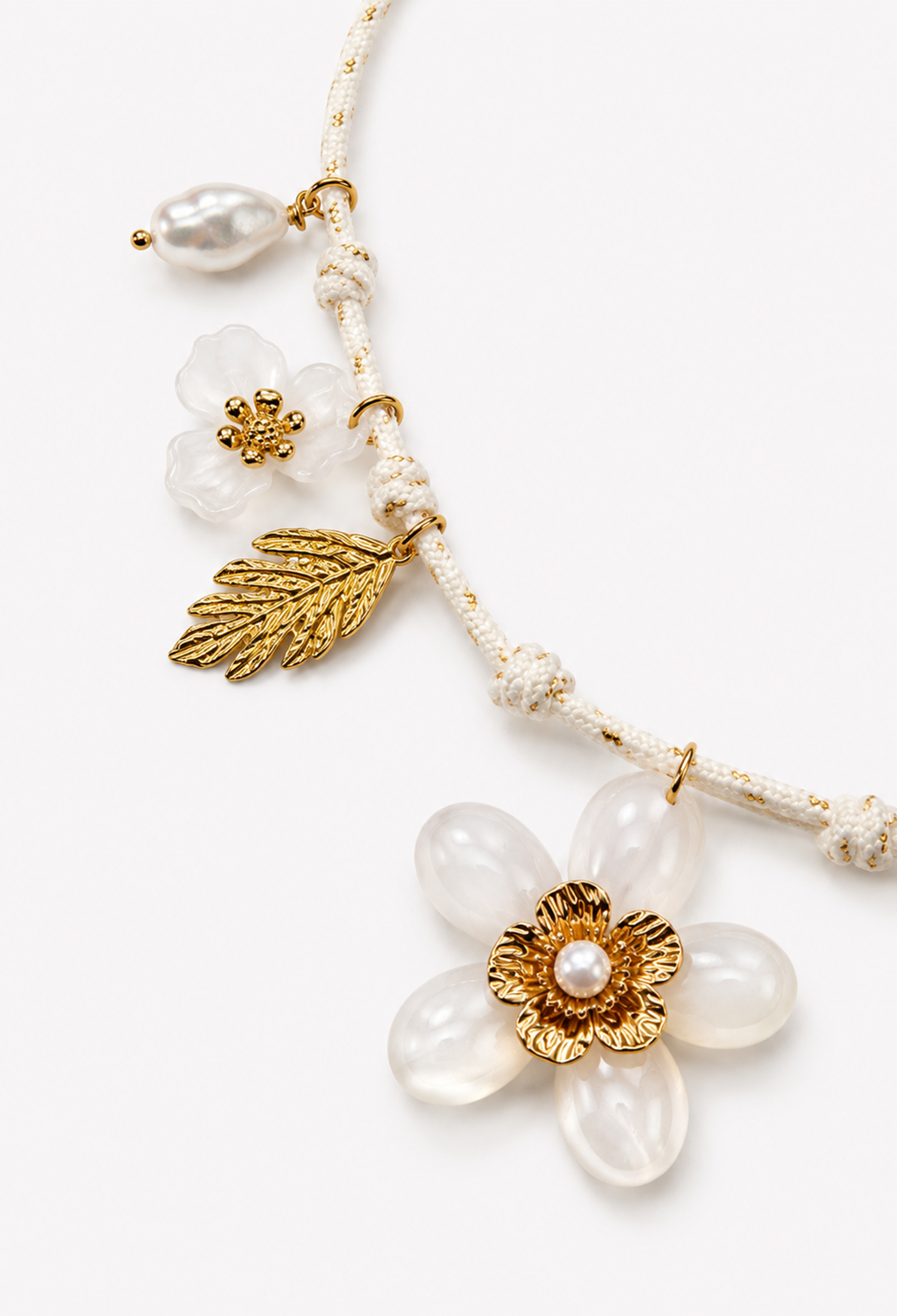 Collar de cordón con flores de resina, charms dorados y perla, en rosa, blanco o beige - Beiges - vista 2
