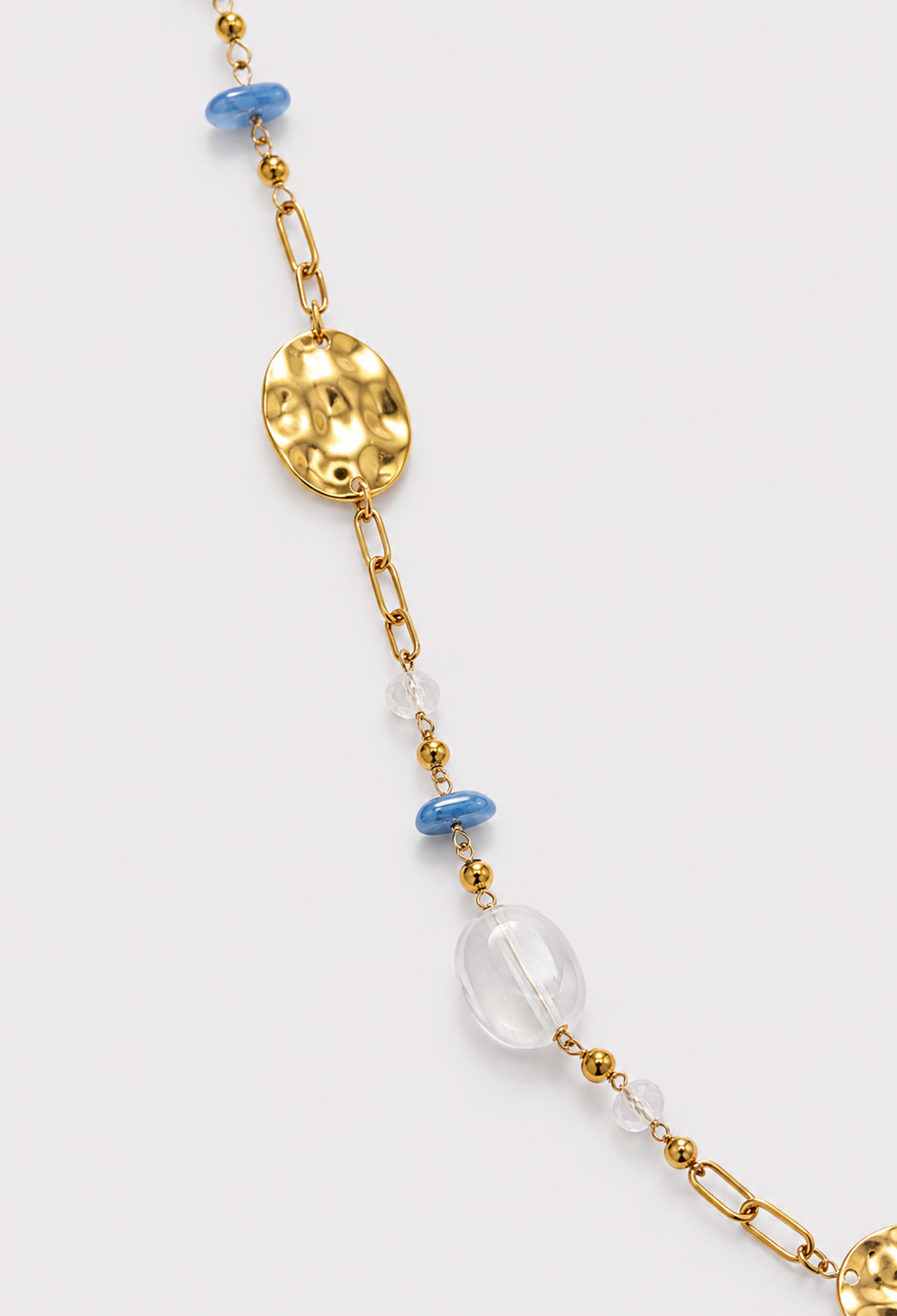 Collar largo dorado con perlas barrocas, piedras azules y medallas martilladas - vista 2