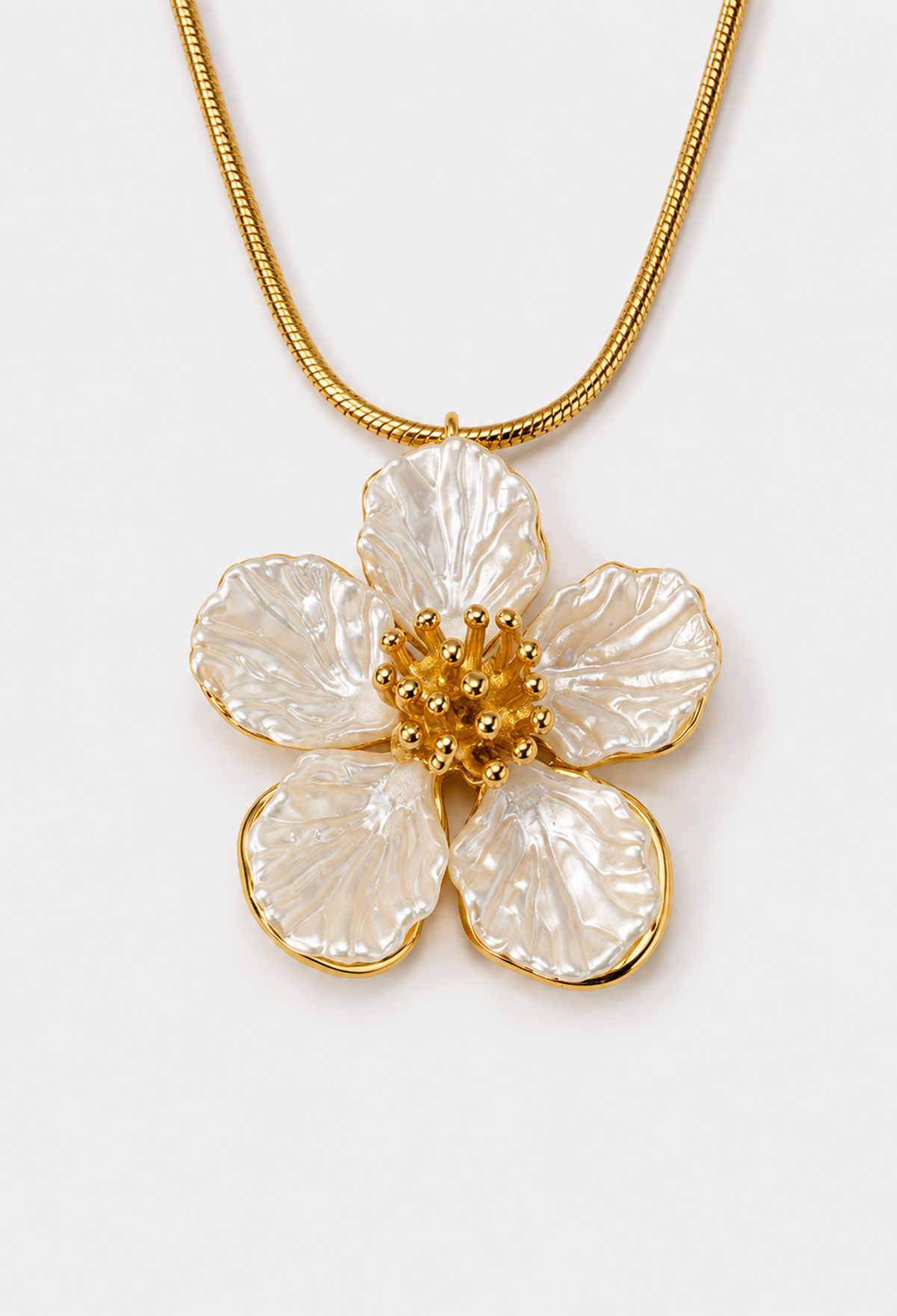 Collar dorado con flor grande efecto nácar y centro de estambres dorados - vista 2