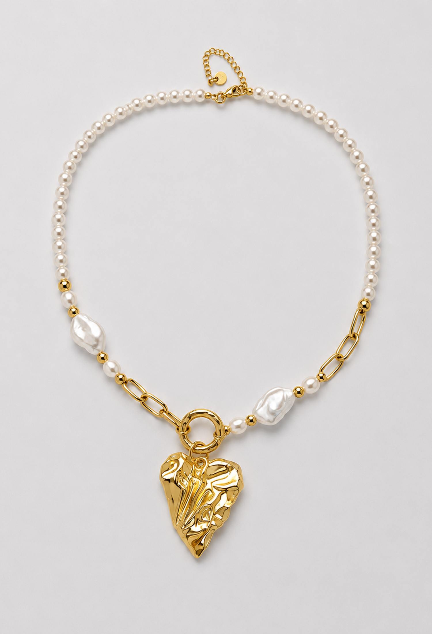 Collar de perlas sintéticas con dije de corazón dorado martillado