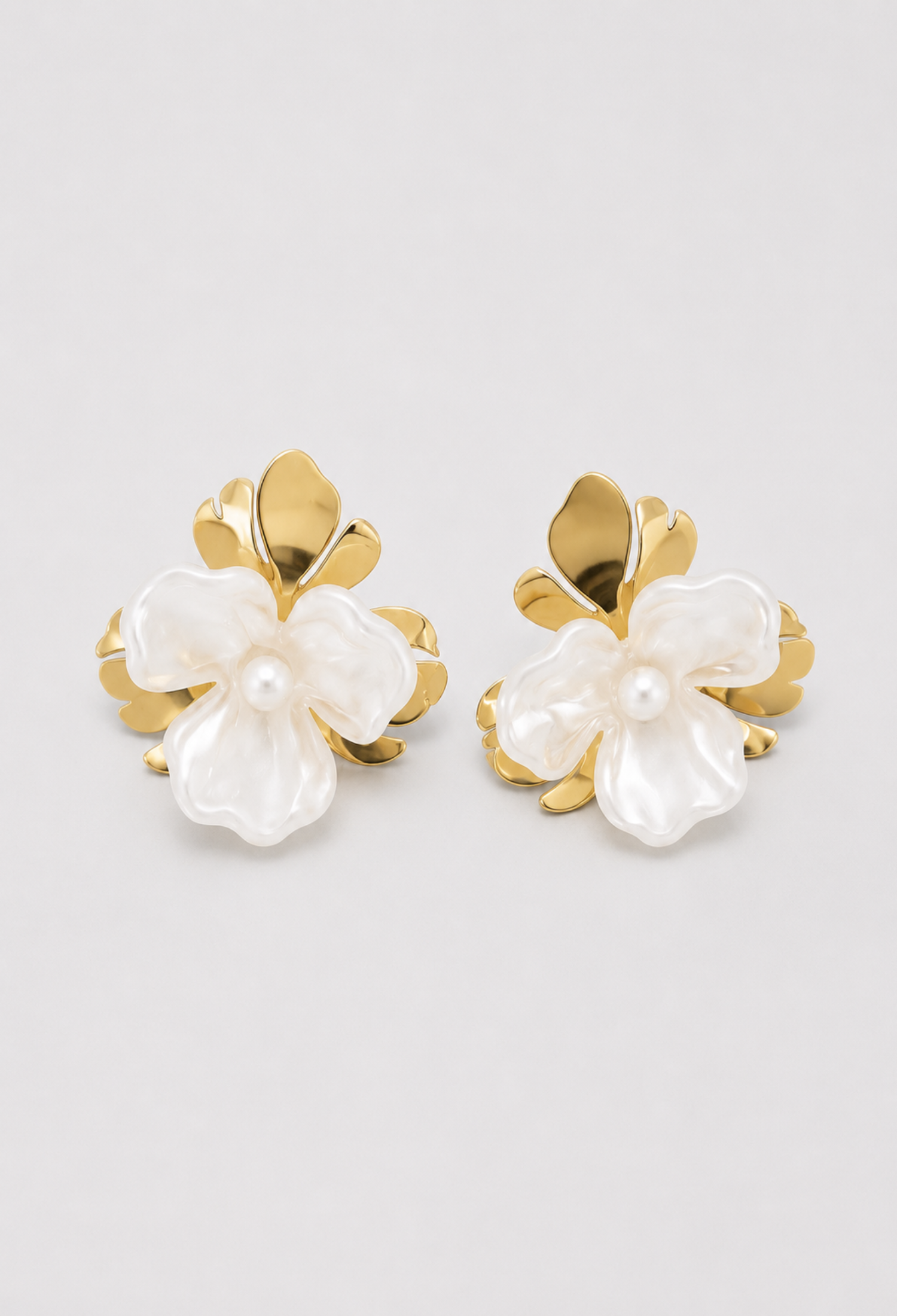 Aretes Flor Nacarada Blanca y Dorada BYBLA