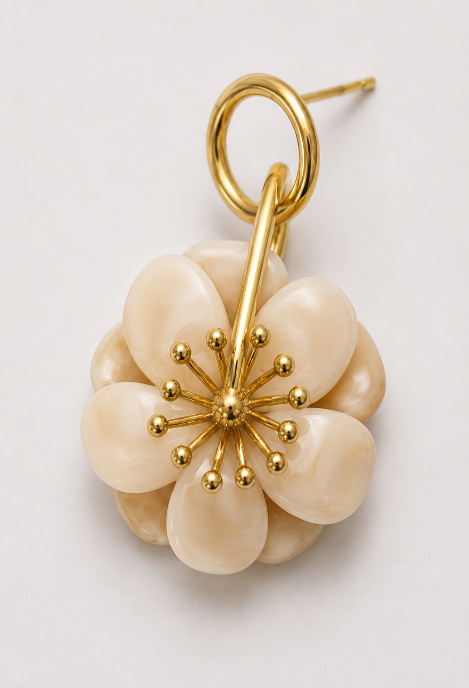 Aretes Colgantes Flor Marfil y Argolla Dorada BYBLA - vista 2